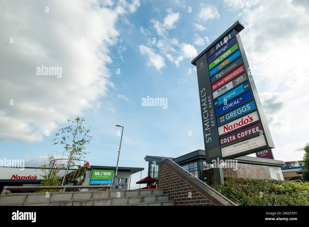 Basingstoke, Regno Unito - Settembre 2022: St Michaels retail Park a Basingstoke Foto Stock Basingstoke, Regno Unito - Settembre 2022: St Michaels retail Park a Basingstoke Foto Stock