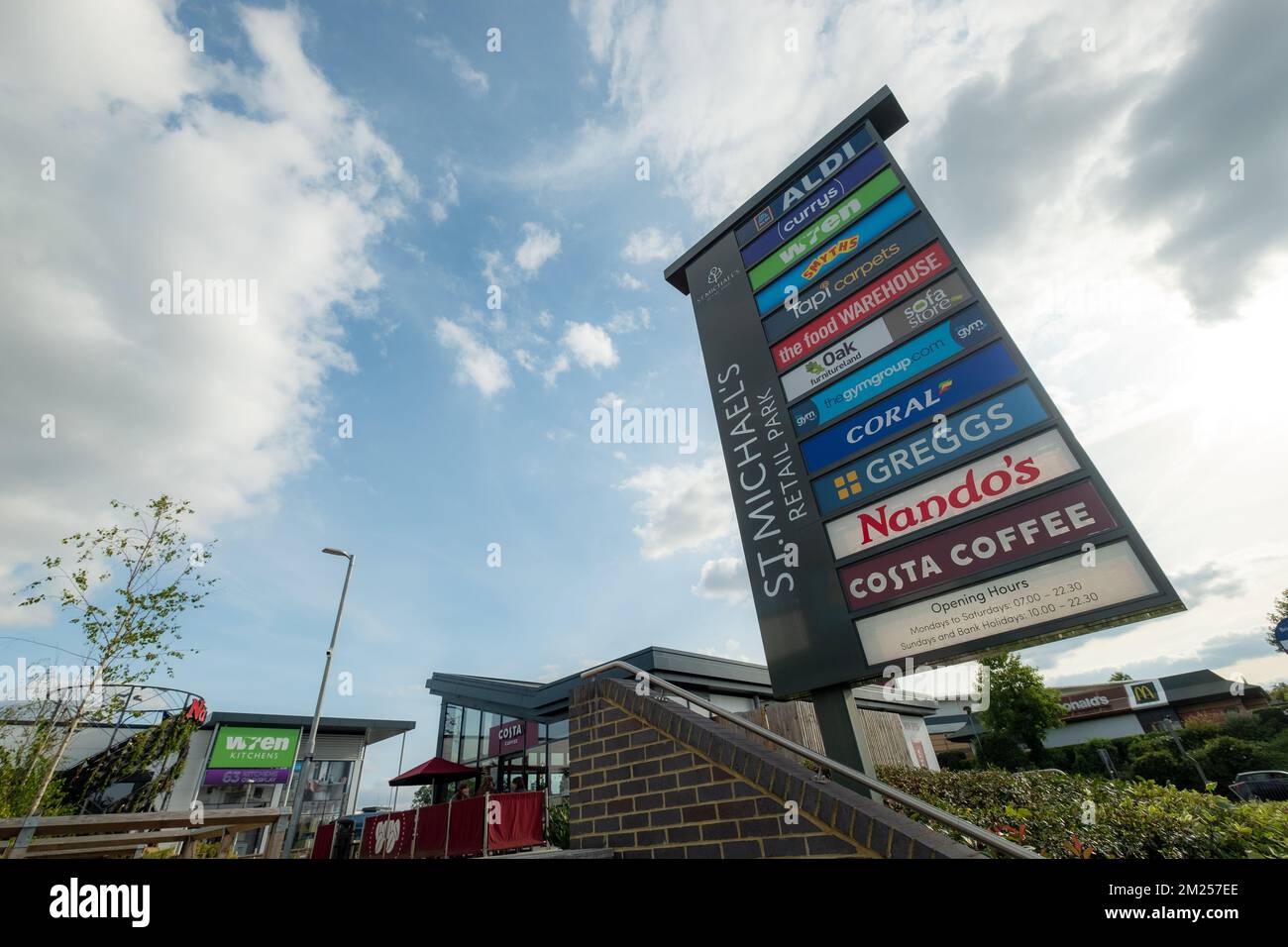 Basingstoke, Regno Unito - Settembre 2022: St Michaels retail Park a Basingstoke Foto Stock Basingstoke, Regno Unito - Settembre 2022: St Michaels retail Park a Basingstoke Foto Stock