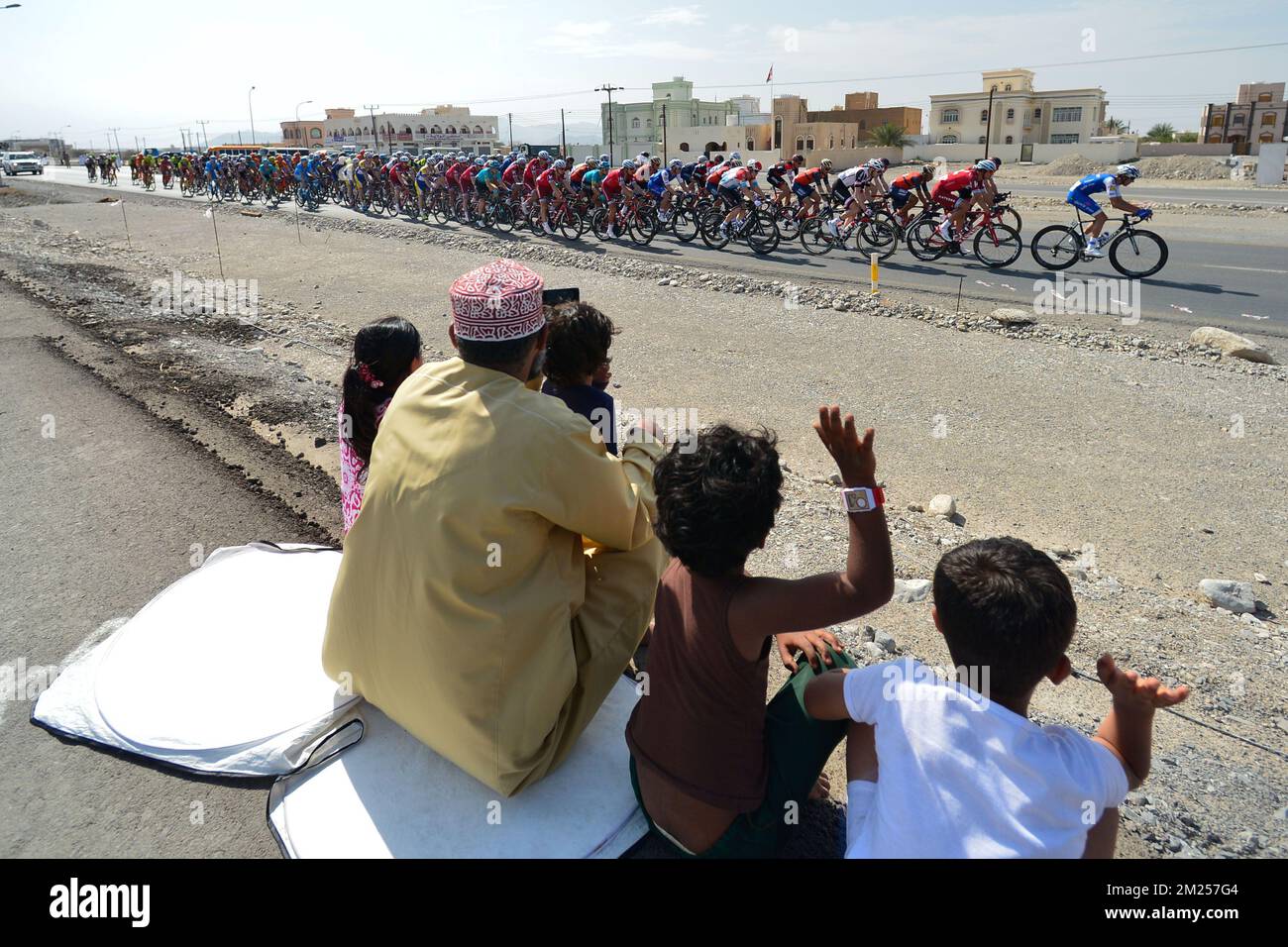 L'illustrazione mostra gli spettatori durante la prima fase della gara ciclistica Tour of Oman 2017, un percorso di 176,5 km da al Sawadi Beach al Naseem Park, Oman, martedì 14 febbraio 2017. Il Tour dell'Oman 2017 si svolge dal 14 al 19 febbraio. FOTO DI BELGA YUZURU SUNADA Foto Stock