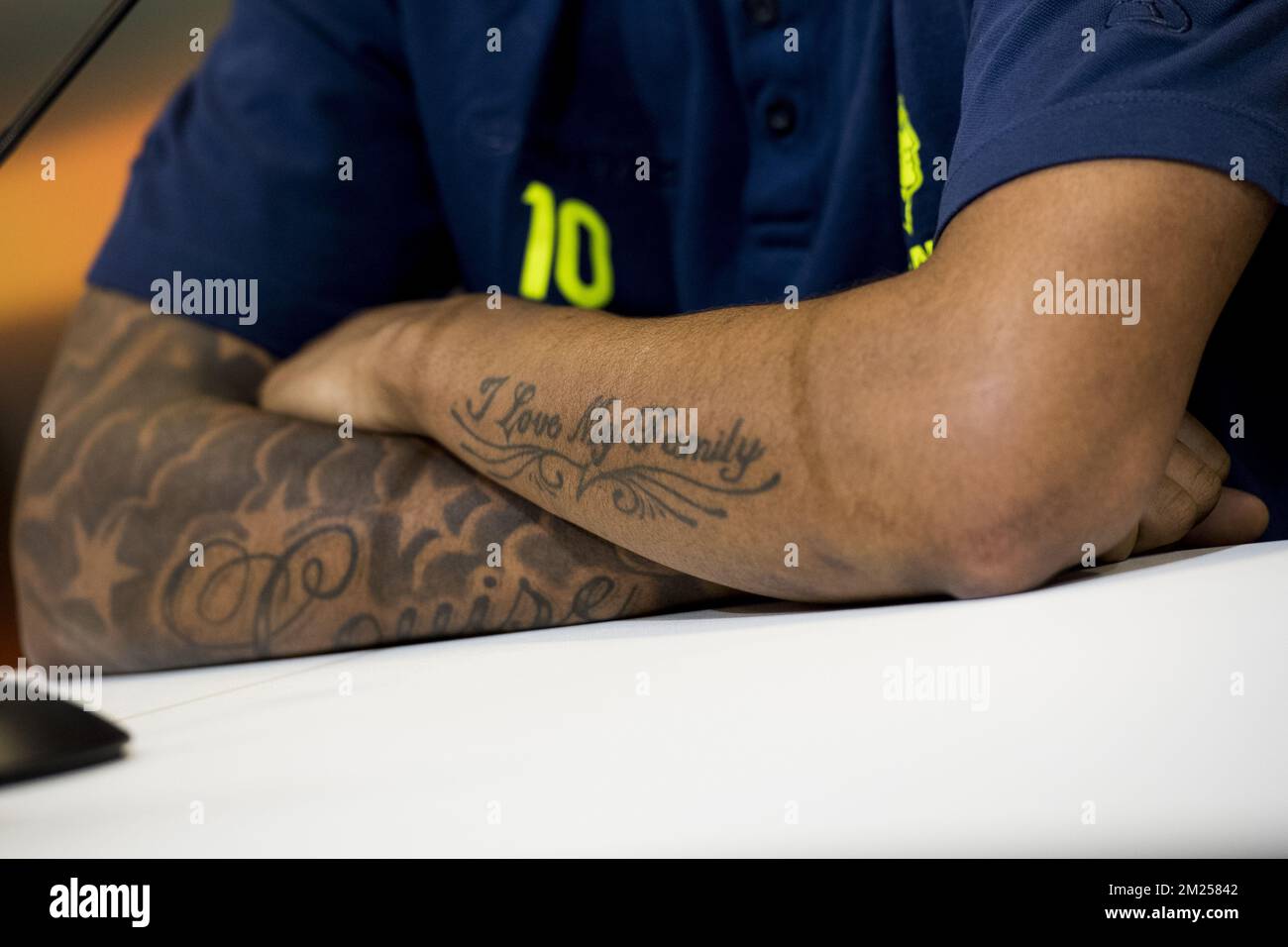 L'immagine mostra un tatuaggio sul braccio di Renato Neto, leggendo 'Io amo la mia famiglia' in una conferenza stampa della squadra di calcio belga KAA Gent, mercoledì 15 febbraio 2017, a Gent. Domani, Gent sta giocando 1/16 finali prima partita della competizione Europa League contro la squadra britannica Tottenham. FOTO DI BELGA JASPER JACOBS Foto Stock