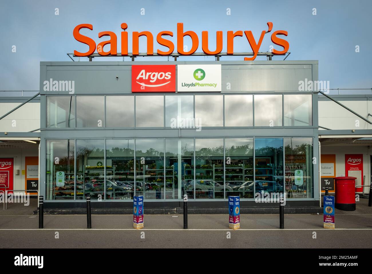 Basingstoke, Regno Unito - Settembre 2022: Ingresso di Sainsbury con l'insegna della farmacia Argos e Lloyds - la principale catena di supermercati britannica Foto Stock