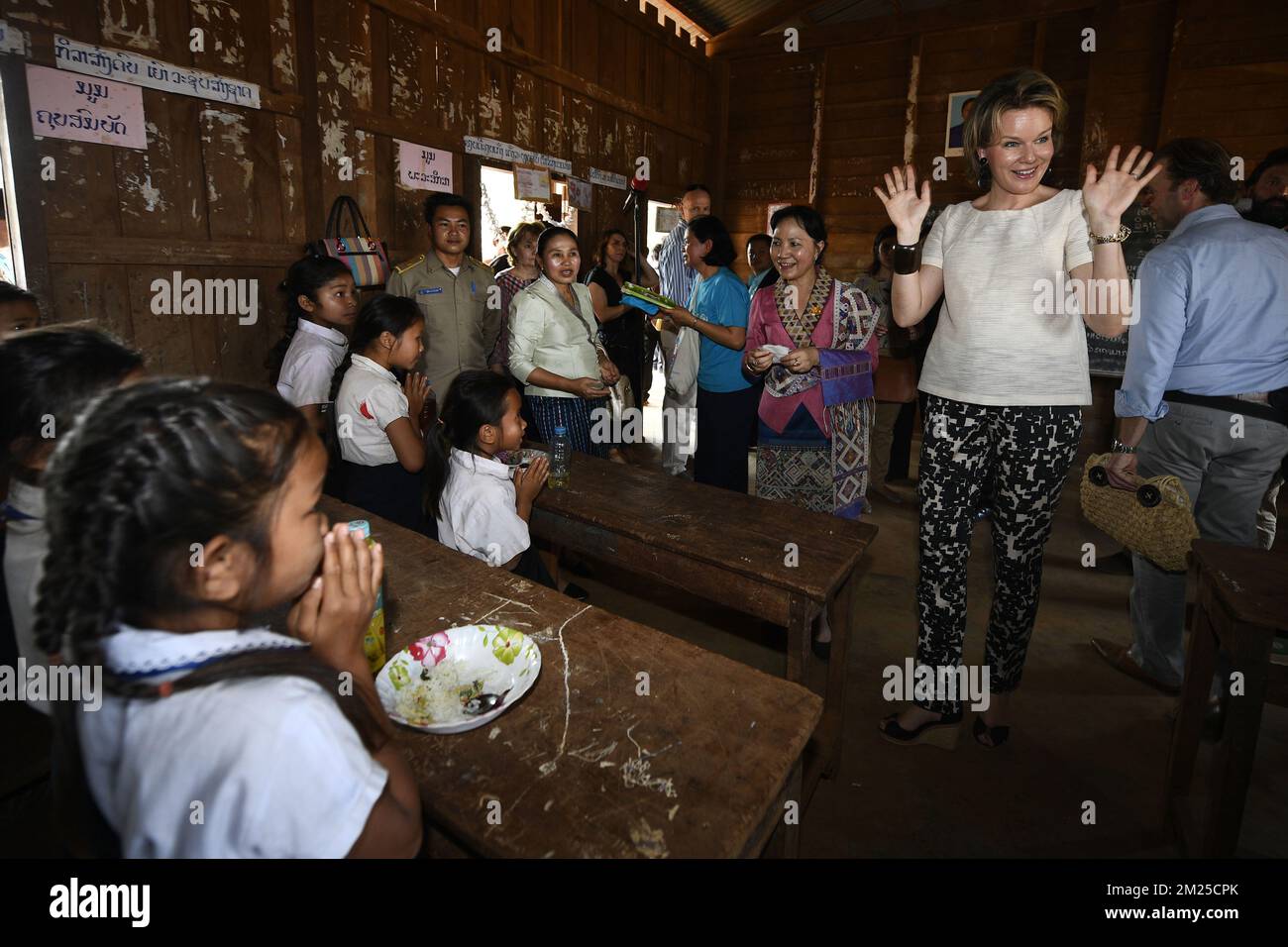 La regina Mathilde del Belgio ha illustrato una visita al villaggio di Sanon, (Lao Ngam) per l'assistenza sanitaria a Saravane, Laos, martedì 21 febbraio 2017. La regina Mathilde, presidente onorario dell'Unicef Belgio, è in missione per quattro giorni in Laos. FOTO DI BELGA YORICK JANSENS Foto Stock