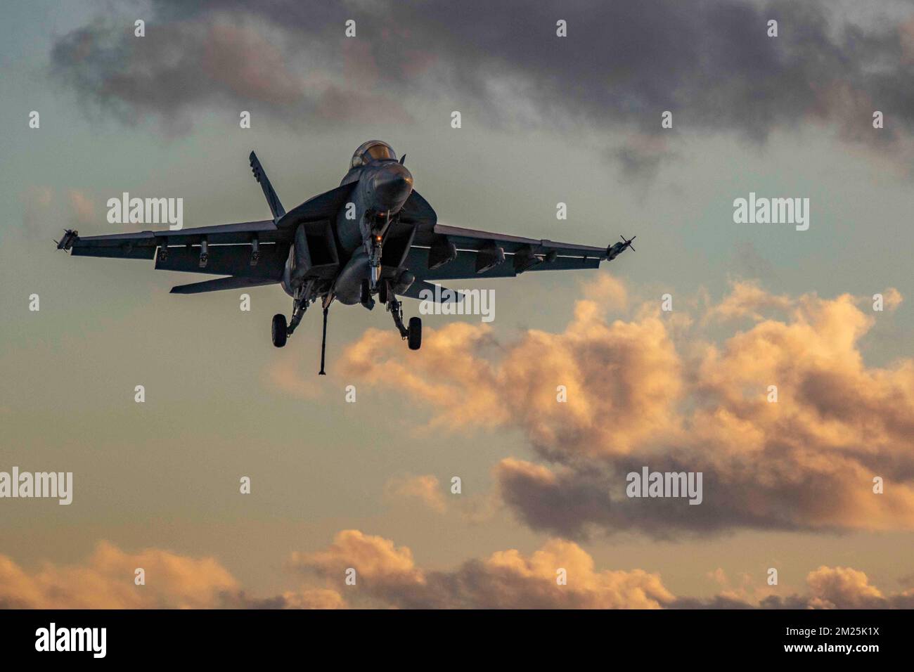 San Diego, Stati Uniti. 07 dicembre 2022. STATI UNITI Navy F/A-18F Super Hornet Fighter Aircraft, con i Black Aces of Strike Fighter Squadron 41 si avvicina per l'atterraggio al tramonto sul ponte di volo della portaerei di classe Nimitz USS Abraham Lincoln, 7 dicembre 2022 a San Diego, California. Credit: MCS Julia Brockman/Planetpix/Alamy Live News Foto Stock