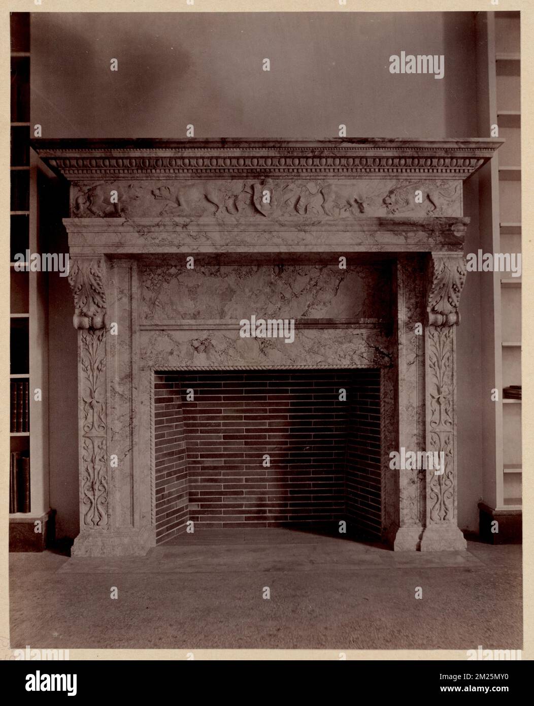 Mantel in marmo intagliato, Biblioteca musicale, costruzione del McKim Building, biblioteche pubbliche, caminetti, pezzi di legno, Biblioteca pubblica di Boston Foto Stock