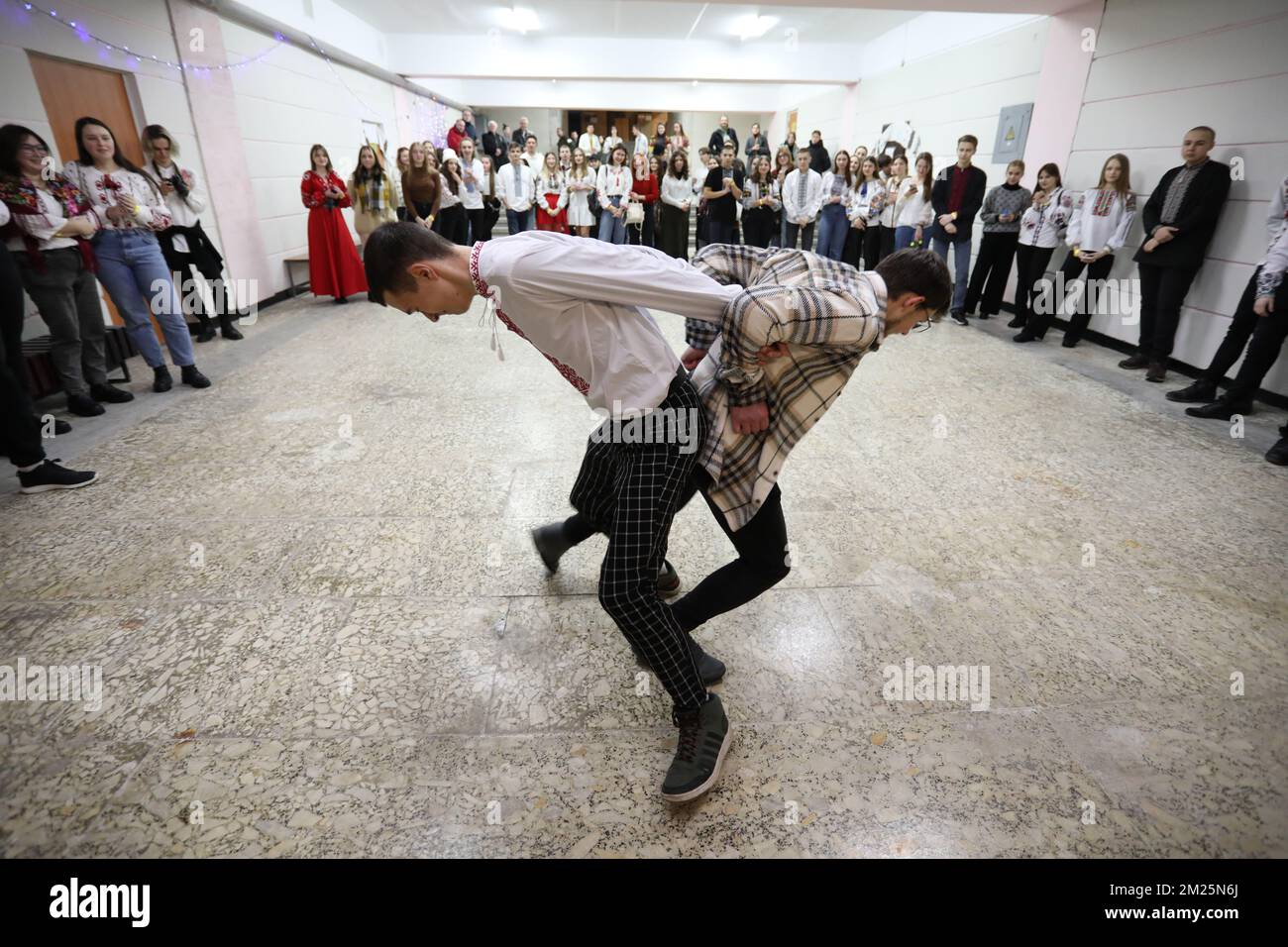 Gli studenti si divertono durante i cattolici ortodossi e greci celebrano il giorno della memoria dell'apostolo Andrea il primo chiamato. In Ucraina, alla vigilia di San Andrew's Day, gli studenti si riunirono a Lviv in un rifugio-bomba per una festa serale, dove fecero racconti di fortuna e si divertirono. La Russia invase l'Ucraina il 24 febbraio 2022, scatenando il più grande attacco militare in Europa dalla seconda guerra mondiale Foto Stock