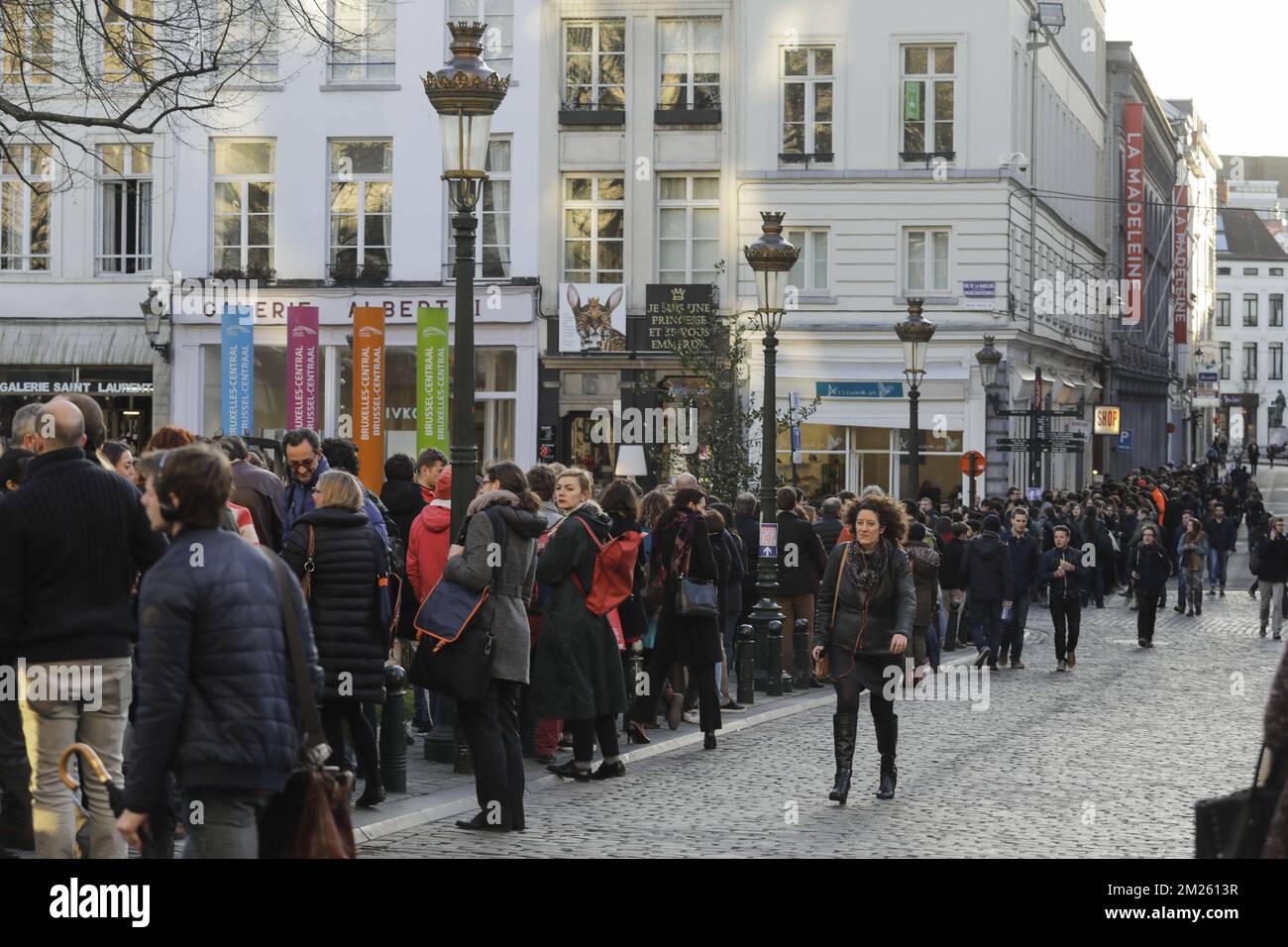 Le persone si accodano fuori per partecipare a un incontro con il candidato alle elezioni presidenziali francesi per il partito socialista francese di sinistra Benoit Hamon, martedì 21 marzo 2017, a Bruxelles. FOTO DI BELGA THIERRY ROGE Foto Stock