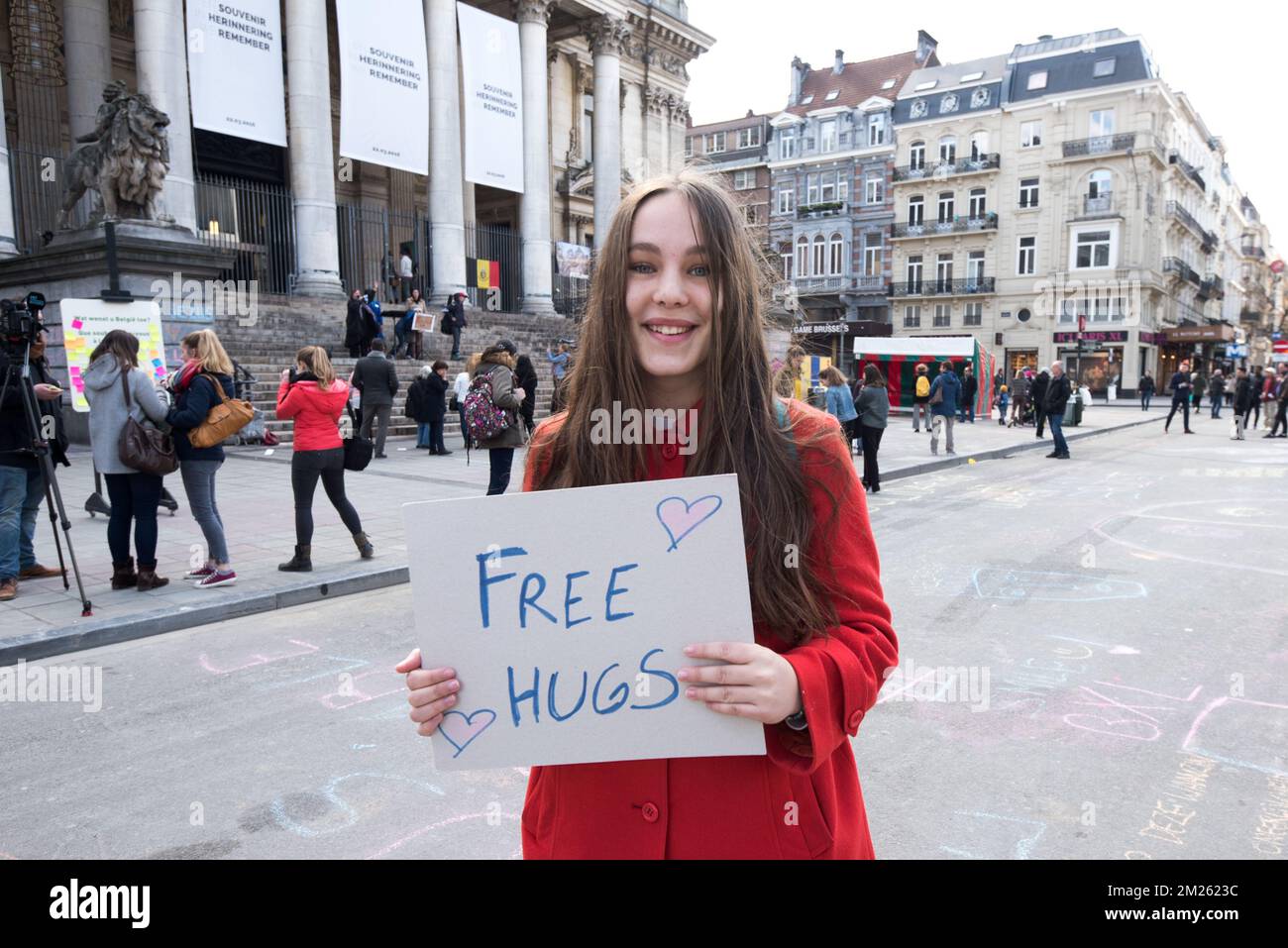 L'immagine mostra una persona con un cartello 'Free Hugs' presso l'edificio del mercato azionario 'Bourse - Beurs' nel centro di Bruxelles per commemorare le vittime degli attentati terroristici dello scorso anno, mercoledì 22 marzo 2017. Il 22 2016 marzo 32 persone sono state uccise e 324 sono state ferite in attentati suicidi all'aeroporto di Bruxelles e alla metropolitana di Bruxelles. BELGA FOTO AXELLE COLLARD Foto Stock