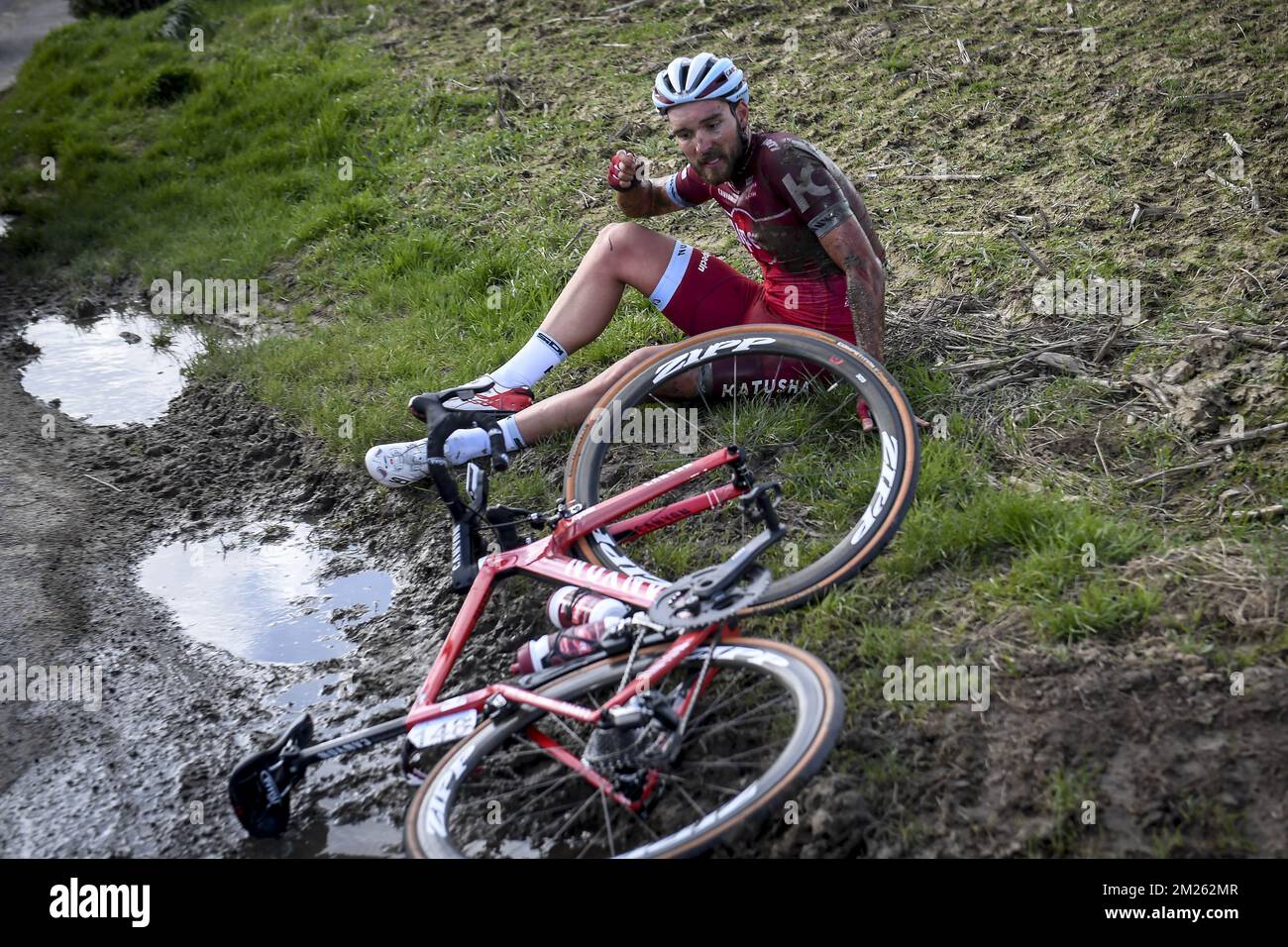 Il tedesco Rick Zabel di Katusha-Alpecin nella foto dopo un incidente durante l'edizione 72nd della gara ciclistica 'Dwars Door Vlaanderen', 203,1km da Roeselare a Waregem, mercoledì 22 marzo 2017. FOTO DI BELGA DIRK WAEM Foto Stock
