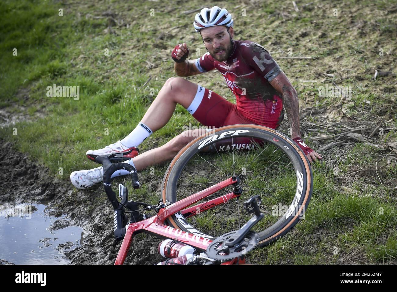 Il tedesco Rick Zabel di Katusha-Alpecin nella foto dopo un incidente durante l'edizione 72nd della gara ciclistica 'Dwars Door Vlaanderen', 203,1km da Roeselare a Waregem, mercoledì 22 marzo 2017. FOTO DI BELGA DIRK WAEM Foto Stock