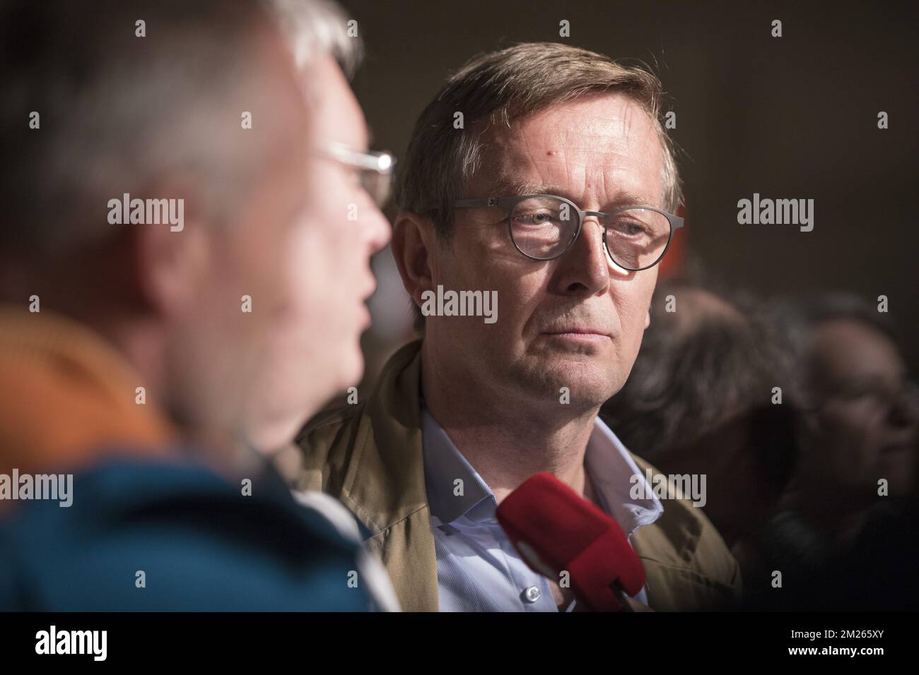 Gli avvocati Jan Fermon e Eric Jonckheere parlano alla stampa dopo il verdetto del processo relativo al produttore di amianto Eternit alla Corte d'appello, martedì 28 marzo 2017, a Bruxelles. ABEVA (associazione belga per la difesa delle vittime dell'amianto) si è radunata al di fuori del palazzo di giustizia. BELGA FOTO KOEN BLANCKAERT Foto Stock