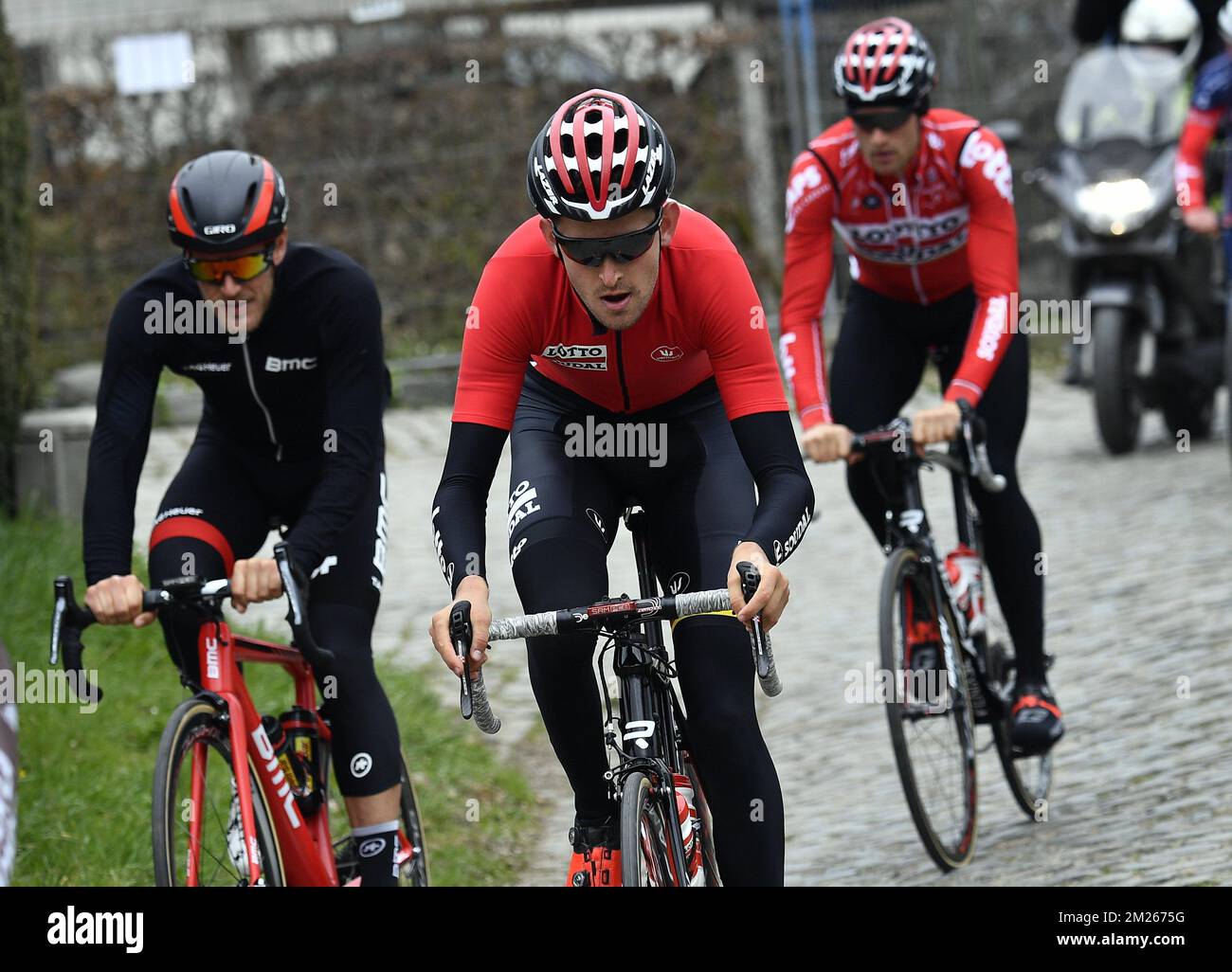 Il lussemburghese Jempy Drucker del BMC Racing Team e il belga Tiesj Benoot di Lotto Soudal, raffigurati in azione sull'Oude Kwaremont durante una ricognizione in pista, mercoledì 29 marzo 2017, davanti alla gara ciclistica di un giorno di domenica 'Ronde van Vlaanderen - Tour des Flandres - Tour of Flanders'. FOTO DI BELGA ERIC LALMAND Foto Stock