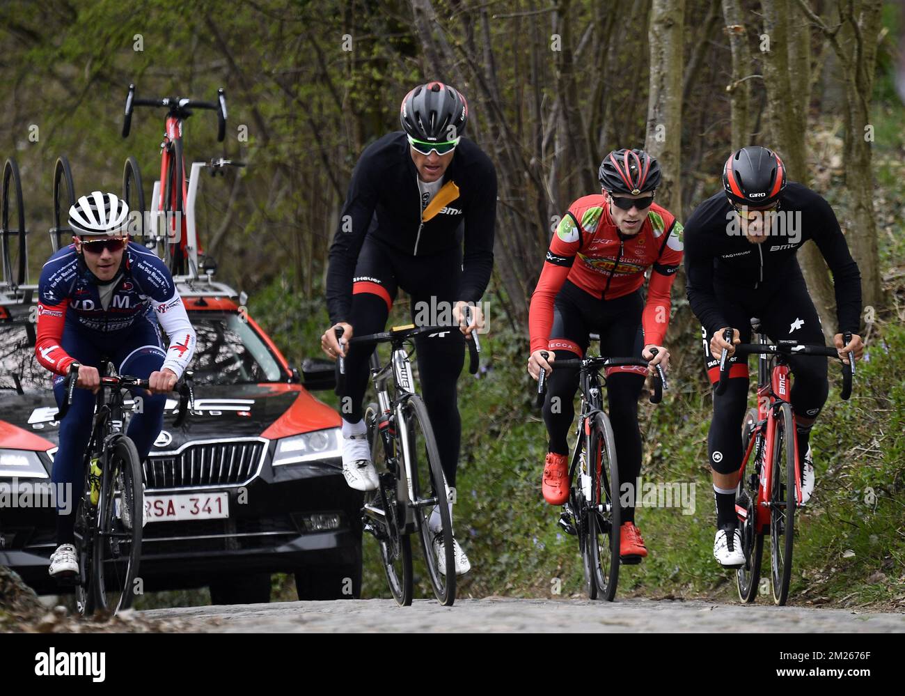 Il belga Greg Van Avermaet del BMC Racing Team e il lussemburghese Jempy Drucker del BMC Racing Team hanno mostrato in azione sul Koppenberg durante una ricognizione in pista, mercoledì 29 marzo 2017, davanti alla gara ciclistica di un giorno di domenica 'Ronde van Vlaanderen - Tour des Flandres - Tour of Flanders'. FOTO DI BELGA ERIC LALMAND Foto Stock