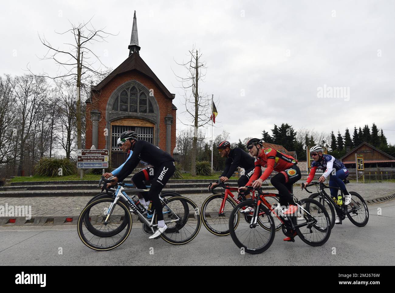 Il belga Greg Van Avermaet del BMC Racing Team, il lussemburghese Jempy Drucker del BMC Racing Team e il belga Nikolas Maes di Lotto Souda hanno mostrato in azione sulla Hoppeberg/la Houpe durante una ricognizione in pista, mercoledì 29 marzo 2017, Davanti alla gara ciclistica di un giorno di domenica 'Ronde van Vlaanderen - Tour des Flandres - Tour of Flanders'. FOTO DI BELGA ERIC LALMAND Foto Stock