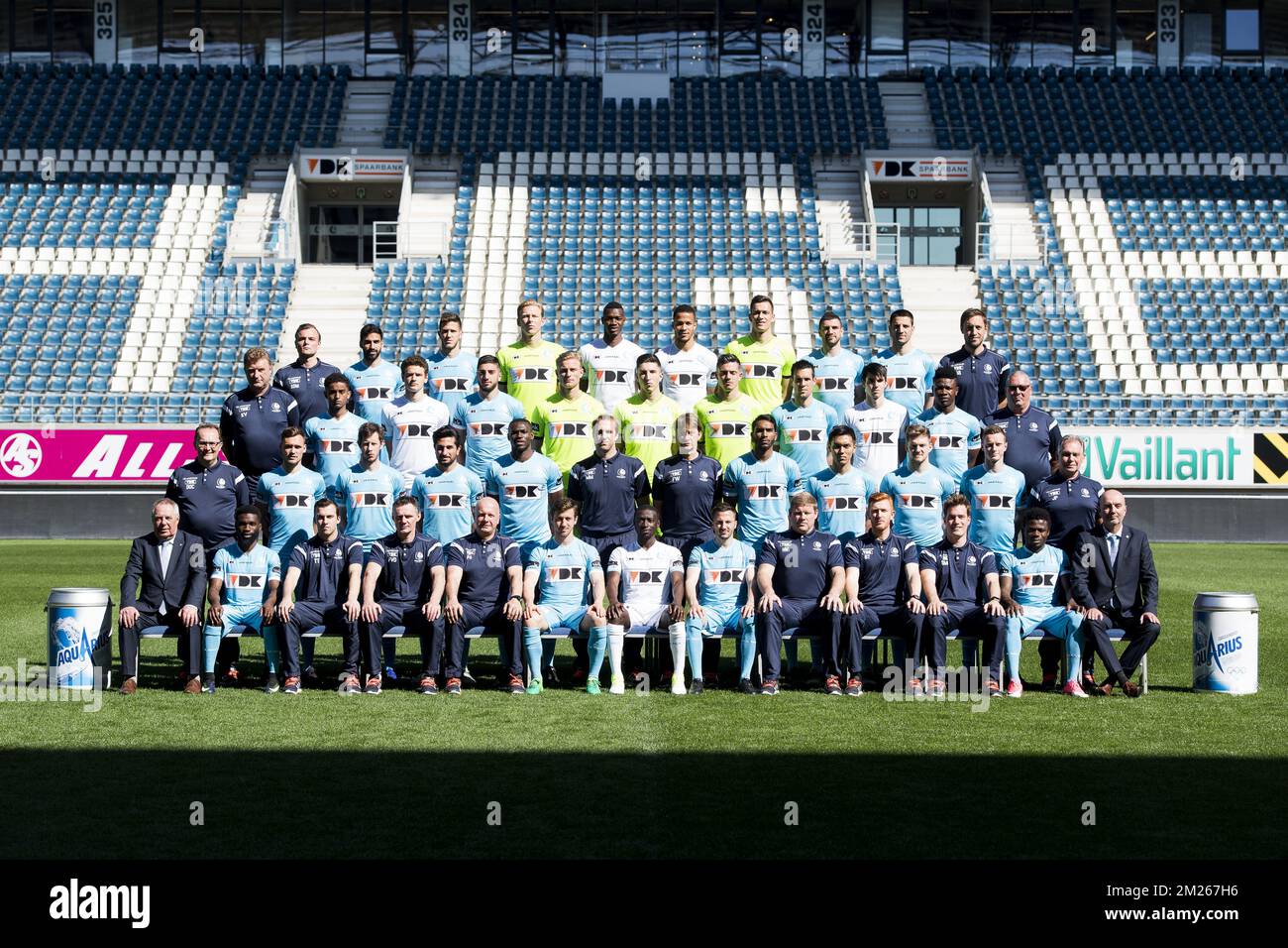 (Riga superiore L-R) Sven De Maere di Gent, Ofir Davidzada, rami Gershon, portiere Brian Vandenbussche, Kalifa Coulibaly, William Troost-Ekong, portiere Lovre Kalinic, Stefan Mitrovic, Darko Bjedov, fisioterapista Bert Bogaert, (Riga centrale superiore L-R), Koen Verzee, Tekie Tesfaldet, Louis Verstraete, Samuel Gigot, Portiere Jacob Rinne, portiere Youn Czekanowicz, portiere Yannick Thoelen, Jeremy Perbet, Thibault De Smet, Samuel Kalu, Gilbert De Lange, (fila centrale inferiore L-R), Dottor Luc Van den Bossche, Birger Verstraete, Thomas Matton, Kenneth Saief, Anderson Esiti, Fisioterapista Matti Mor Foto Stock