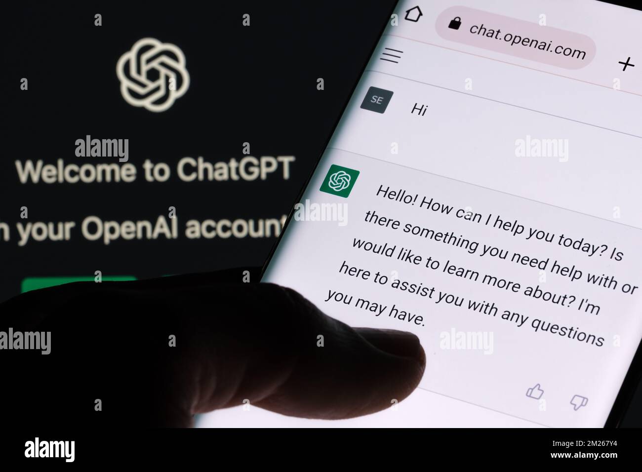 Schermata di ChatGPT chat bot visualizzata sullo schermo di smartphone e laptop con schermata di accesso di Chat GPT sullo sfondo. Un nuovo chatbot di intelligenza artificiale di OpenAI. Stafford, unità Foto Stock