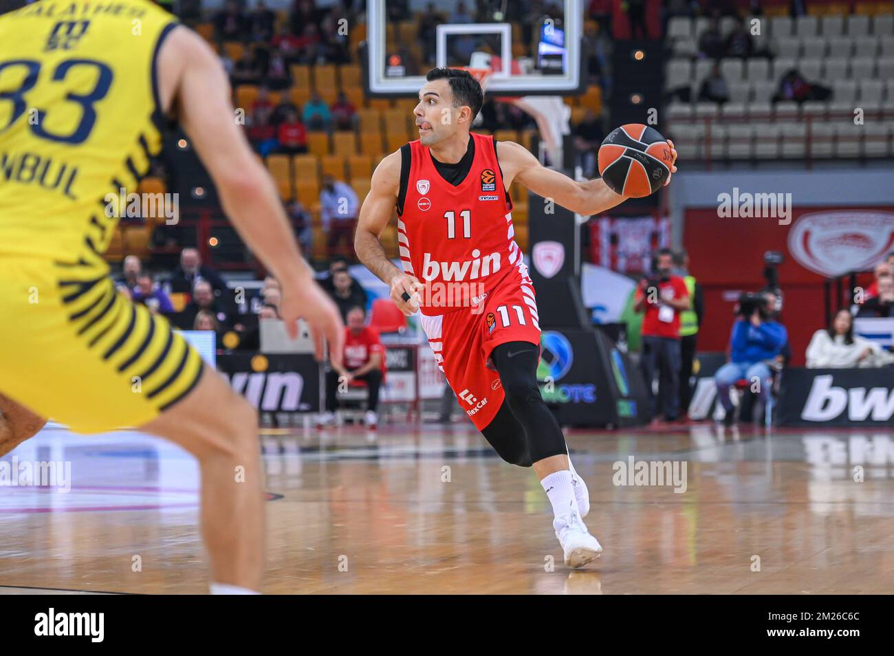 Atene, Lombardia, Grecia. 13th Dec, 2022. 11 KOSTAS SLOUKAS di Olympiacos Piraeus React durante la partita Eurolega della Turkish Airlines tra Olympiacos Piraeus e Fenerbahce Beko Istanbul allo stadio della pace e dell'amicizia il 13 dicembre 2022 a Piraeus, Grecia (Credit Image: © Stefanos Kyriazis/ZUMA Press Wire) Foto Stock