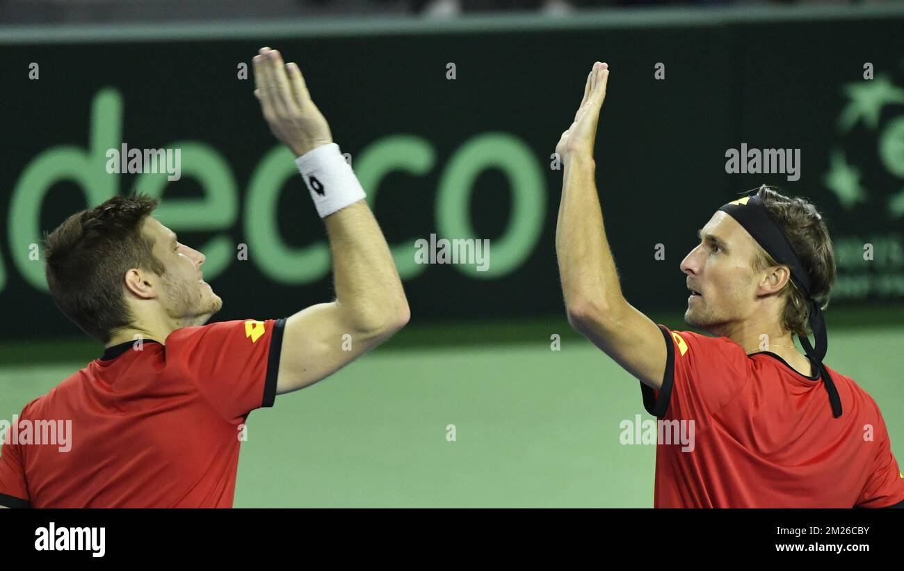 Il belga Ruben Bemelmans e il belga Joris De Loore reagiscono durante la terza partita, una doppia partita tra i belgi Ruben Bemelmans e Joris De Loore e gli italiani Simone Bolelli e Andreas Seppi alla finale del Gruppo Mondiale Davis Cup tra Belgio e Italia, sabato 08 aprile 2017, a Charleroi. BELGA FOTO BENOIT DOPPAGNE Foto Stock