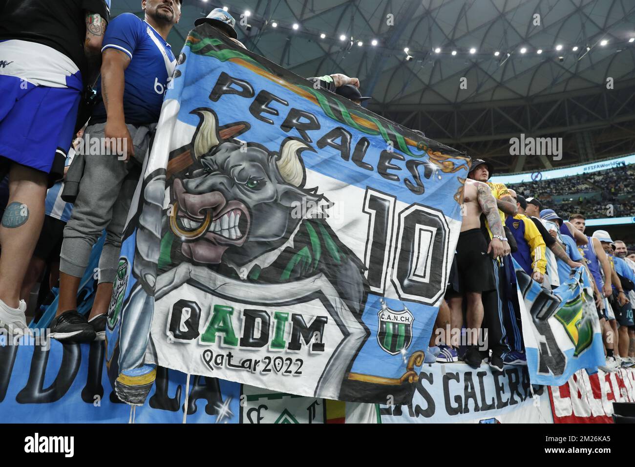 AL DAAYEN - sostenitori dell'Argentina durante la Coppa del mondo FIFA Qatar 2022 Semifinale match tra Argentina e Croazia al Lusail Stadium il 13 dicembre 2022 ad al Daayen, Qatar. AP | Olandese altezza | MAURICE DI PIETRA Foto Stock