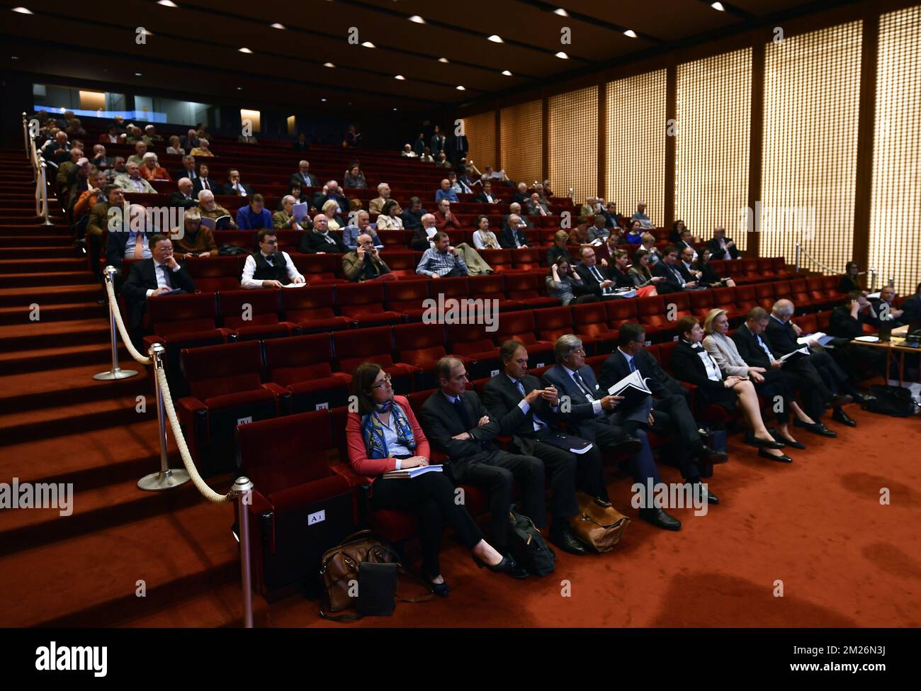 La gente partecipa all'assemblea ordinaria degli azionisti di GBL, Gruppo Bruxelles Lambert, martedì 25 aprile 2017, a Bruxelles. FOTO DI BELGA ERIC LALMAND Foto Stock