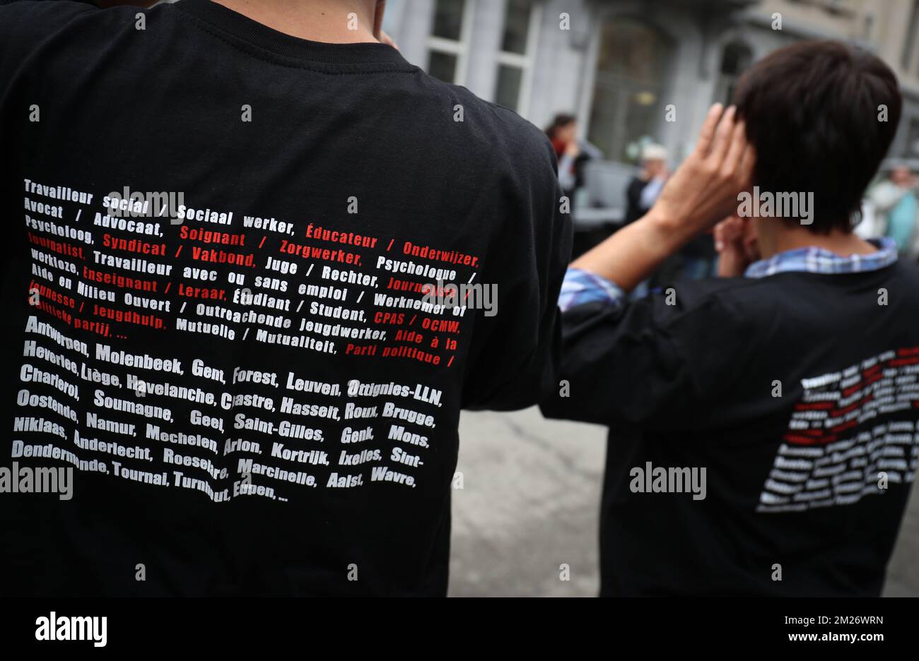 L'immagine mostra un'azione di protesta contro misure volte a indebolire il segreto professionale, prima di una sessione plenaria dell'Aula al parlamento federale, a Bruxelles, giovedì 04 maggio 2017. Oggi la proposta di modificare la legge del 8 luglio 1976 sul centro pubblico di azione sociale (CPAS - OCMW) per promuovere la lotta contro il terrorismo. BELGA PHOTO VIRGINIE LEFOUR Foto Stock