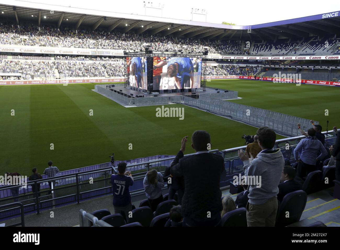 L'immagine mostra i fan durante la partita della Jupiler Pro League tra Club Brugge e RSC Anderlecht su un grande schermo nello stadio Constant Vanden Stock, ad Anderlecht, a Bruxelles, domenica 14 maggio 2017, il giorno 8 (su 10) del Play-off 1 del campionato di calcio belga. FOTO DI BELGA NICOLAS MAETERLINCK Foto Stock