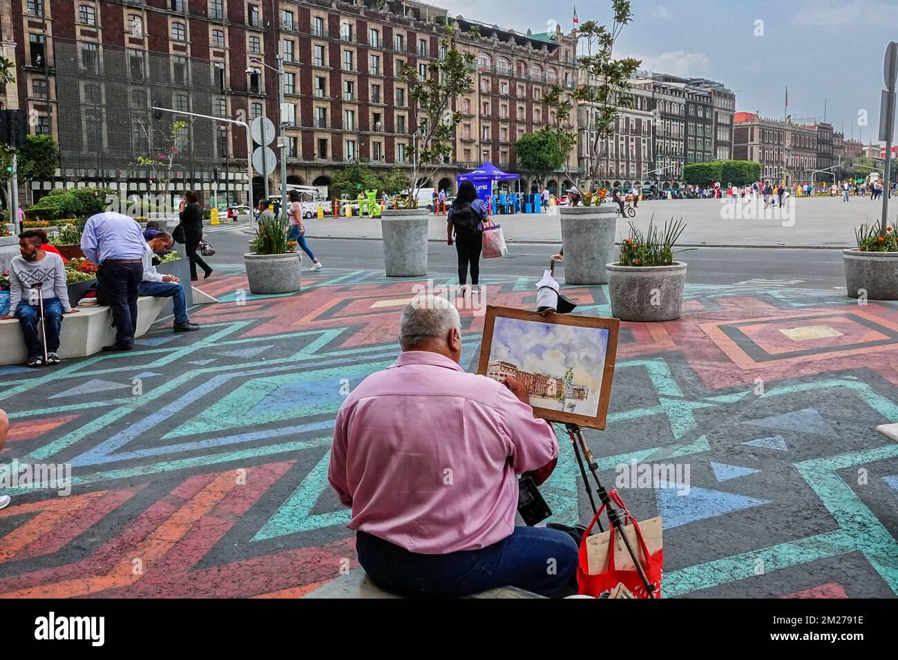 Un artista lavora alla sua pittura di Plaza de la Constitución, Piazza Zocalo, Città del Messico, Messico. Foto Stock