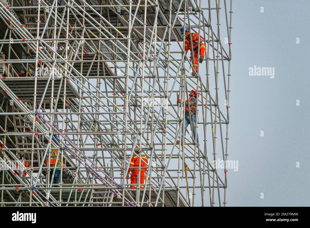 I lavoratori edili montano impalcature intorno alla cattedrale metropolitana di Città del Messico a Città del Messico, Messico. La cattedrale natale dell'Arcidiocesi cattolica romana del Messico è costruita sul tempio segreto dell'impero azteco e ha impiegato quasi 250 anni per completare la mescolanza di stili gotici, barocchi, Churriguereschi e neoclassici. Foto Stock