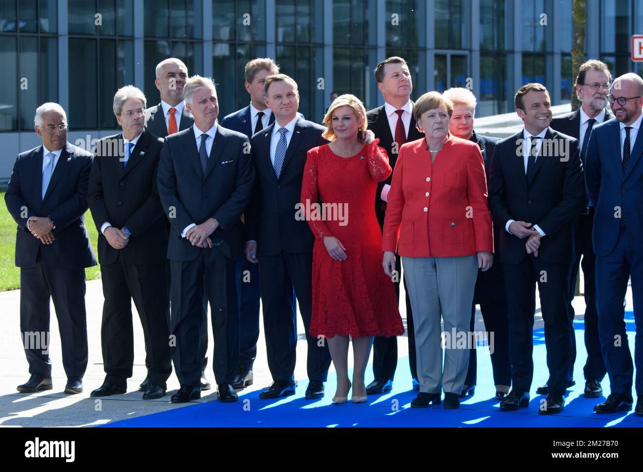 Primo ministro del Portogallo Antonio Costa, primo ministro italiano Paolo Gentiloni, re Philippe - Filip del Belgio, presidente della Polonia Andrzej Duda, presidente della Croazia Kolinda Grabar-Kitarovic, cancelliere della Germania Angela Merkel, Il Presidente della Francia Emmanuel Macron e il primo Ministro belga Charles Michel hanno fatto una foto durante una cena delle prime Signore e della regina al castello reale di Laken/Laeken, giovedì 25 maggio 2017, a Bruxelles. Il presidente DEGLI STATI UNITI Trump è in visita di due giorni in Belgio, per partecipare ad un vertice della NATO (Organizzazione del Trattato del Nord Atlantico) che si terrà giovedì. FOTO DI BELGA YORICK JANSENS Foto Stock