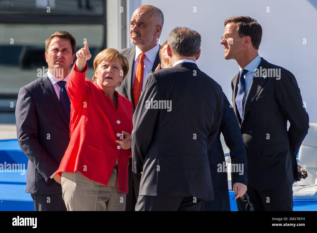 Il primo Ministro lussemburghese Xavier Bettel, il Cancelliere tedesco Angela Merkel e il primo Ministro olandese Mark Rutte hanno illustrato la cerimonia di consegna della nuova sede della NATO, Organizzazione del Trattato del Nord Atlantico, a Evere, Bruxelles, giovedì 25 maggio 2017. BELGA FOTO PISCINA MELANIE WENGER Foto Stock