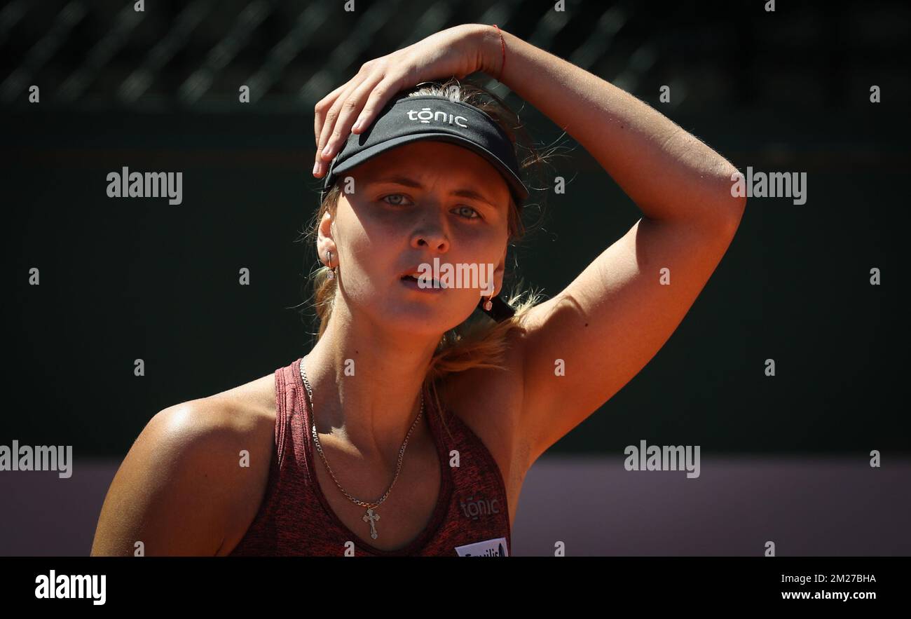 Il belga Maryna Zanevska sembra sconsolato durante una partita di tennis tra il belga Maryna Zanevska e la croata Petra Martic, nel terzo round della fase femminile di qualificazione del torneo di tennis francese Roland Garros Open, a Parigi, in Francia, venerdì 26 maggio 2017. Il Roland Garros Grand Slam si svolge dal 22 maggio al 11 giugno 2017. BELGA PHOTO VIRGINIE LEFOUR Foto Stock