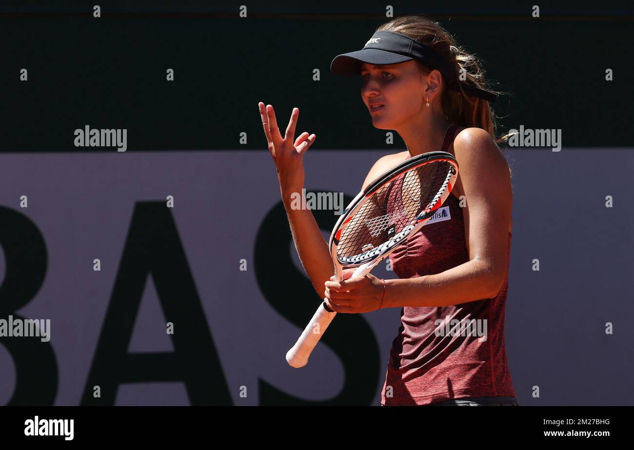Il belga Maryna Zanevska sembra sconsolato durante una partita di tennis tra il belga Maryna Zanevska e la croata Petra Martic, nel terzo round della fase femminile di qualificazione del torneo di tennis francese Roland Garros Open, a Parigi, in Francia, venerdì 26 maggio 2017. Il Roland Garros Grand Slam si svolge dal 22 maggio al 11 giugno 2017. BELGA PHOTO VIRGINIE LEFOUR Foto Stock