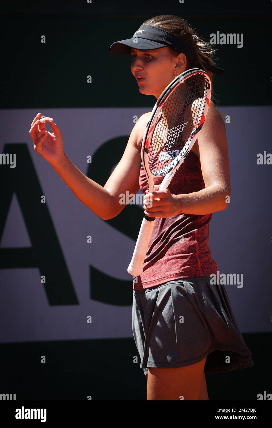 Il belga Maryna Zanevska sembra sconsolato durante una partita di tennis tra il belga Maryna Zanevska e la croata Petra Martic, nel terzo round della fase femminile di qualificazione del torneo di tennis francese Roland Garros Open, a Parigi, in Francia, venerdì 26 maggio 2017. Il Roland Garros Grand Slam si svolge dal 22 maggio al 11 giugno 2017. BELGA PHOTO VIRGINIE LEFOUR Foto Stock