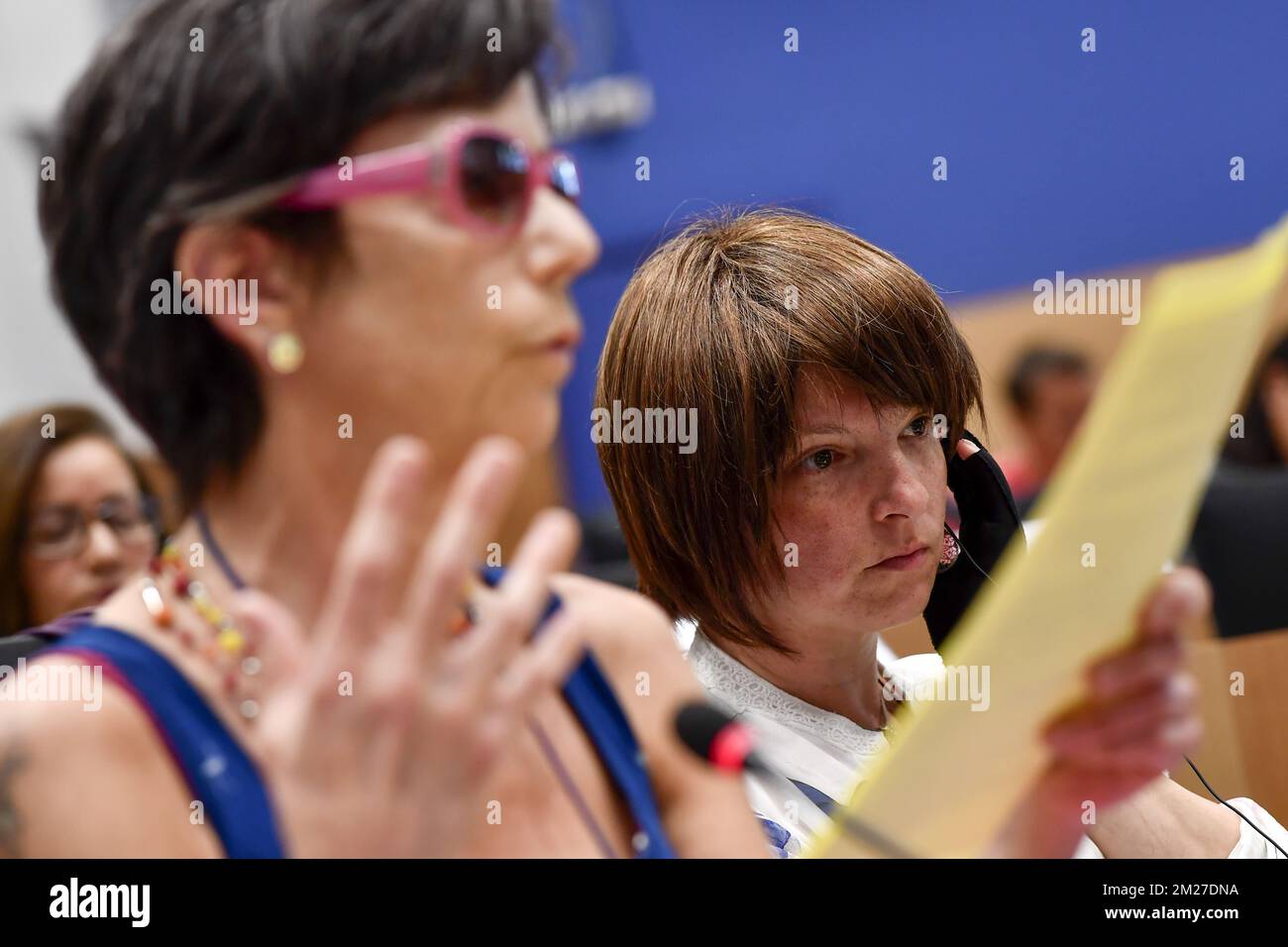 Vittime raffigurate nel corso di un'audizione della commissione parlamentare per la sanità pubblica e la giustizia, al parlamento federale, a Bruxelles, martedì 30 maggio 2017. La commissione discuterà dell'istituzione dello statuto di solidarietà nazionale, della concessione di una pensione di anzianità, del rimborso delle cure mediche a seguito di atti terroristici e ascolterà i rappresentanti delle associazioni delle vittime V-Europe e Life4Brussels. FOTO DI BELGA DIRK WAEM Foto Stock