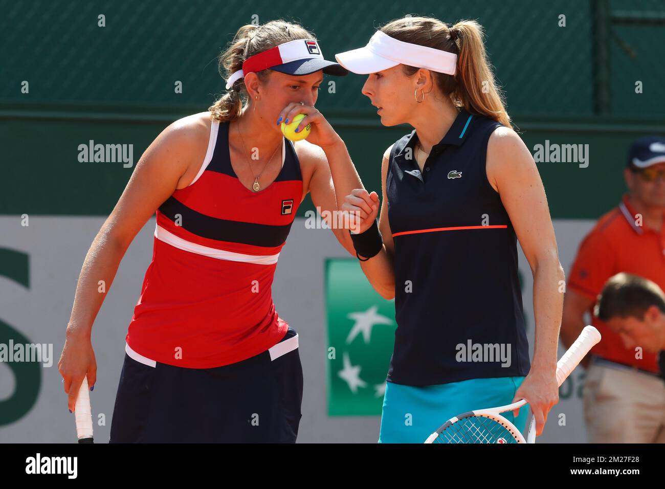 Elise Mertens belga e Alize Cornet francese hanno raffigurato nel corso di una partita di tennis in doppio tra Elise Mertens belga e Alize Cornet francese contro Bethanie Mattek-Sands statunitense e Lucie Safarova ceca, nel primo round del torneo femminile in doppio al Roland Garros French Open di tennis, a Parigi, Francia, Giovedì 01 giugno 2017. Il tavolo principale Roland Garros Grand Slam si svolge dal 29 maggio al 11 giugno 2017. BELGA PHOTO VIRGINIE LEFOUR Foto Stock