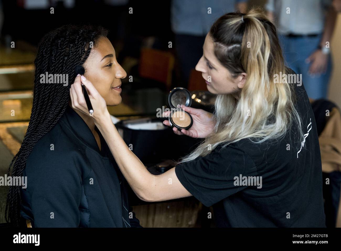 L'atleta belga Nafissatou 'Nafi' Thiam e il make-up sono in corso durante una giornata stampa di 'Wafel Sports Management', martedì 06 giugno 2017 ad Anversa. FOTO DI BELGA JASPER JACOBS Foto Stock