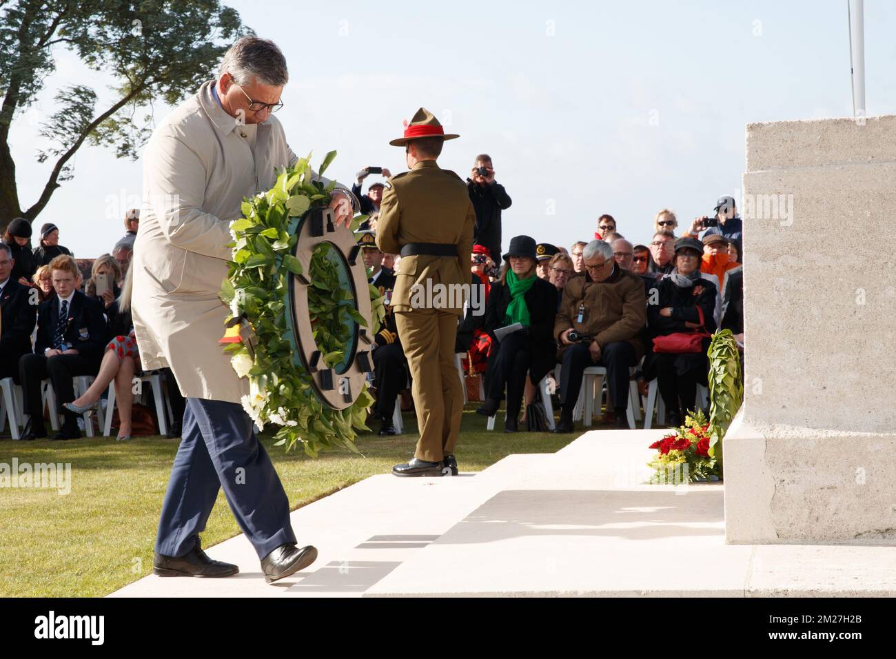 Il Ministro della Difesa e del Servizio pubblico Steven Vandeput presta una corona alla commemorazione nazionale neozelandese del centenario della battaglia di Messines Ridge, a Mesen (Messines), mercoledì 07 giugno 2017. Oggi (07/06/2017) ricorre il 100th° anniversario dell'inizio del 'Mijnenslag' (Battaglia delle miniere) a Mesen, durante la prima guerra mondiale. BELGA FOTO KURT DESPLENTER Foto Stock