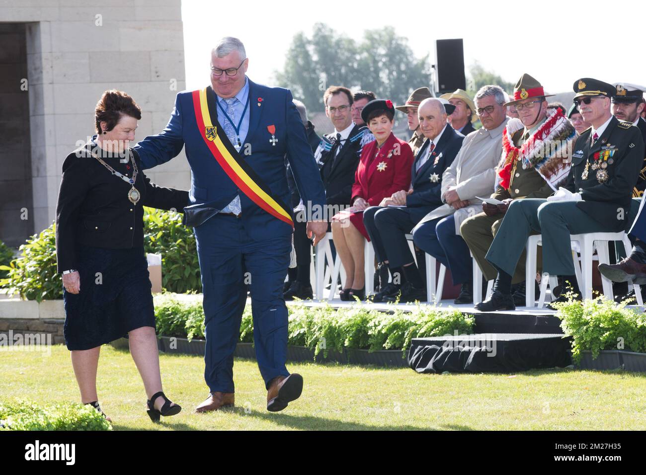 Sandy Evrard, sindaco del Mesens, ha raffigurato durante la commemorazione nazionale neozelandese del centenario della battaglia di Messines Ridge, a Mesen (Messines), mercoledì 07 giugno 2017. Oggi (07/06/2017) ricorre il 100th° anniversario dell'inizio del 'Mijnenslag' (Battaglia delle miniere) a Mesen, durante la prima guerra mondiale. BELGA FOTO KURT DESPLENTER Foto Stock