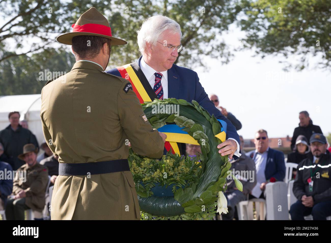Il governatore della provincia delle Fiandre Occidentali Carl Decaluwe presta una corona alla commemorazione nazionale neozelandese del centenario della battaglia di Messines Ridge, a Mesen (Messines), mercoledì 07 giugno 2017. Oggi (07/06/2017) ricorre il 100th° anniversario dell'inizio del 'Mijnenslag' (Battaglia delle miniere) a Mesen, durante la prima guerra mondiale. BELGA FOTO KURT DESPLENTER Foto Stock