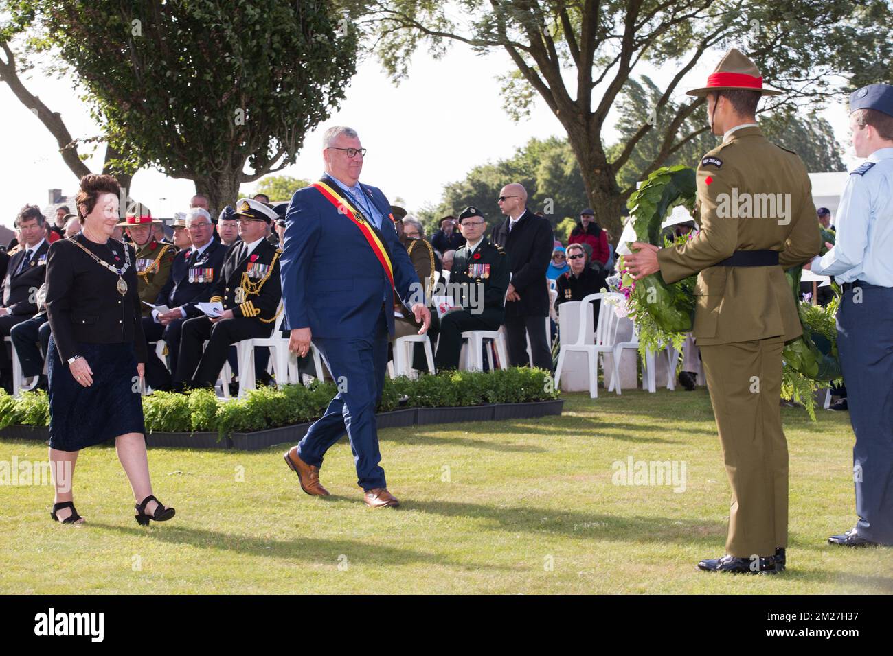 Sandy Evrard (C), sindaco del Mesens, nella foto durante la commemorazione nazionale neozelandese del centenario della battaglia di Messines Ridge, a Mesen (Messines), mercoledì 07 giugno 2017. Oggi (07/06/2017) ricorre il 100th° anniversario dell'inizio del 'Mijnenslag' (Battaglia delle miniere) a Mesen, durante la prima guerra mondiale. BELGA FOTO KURT DESPLENTER Foto Stock
