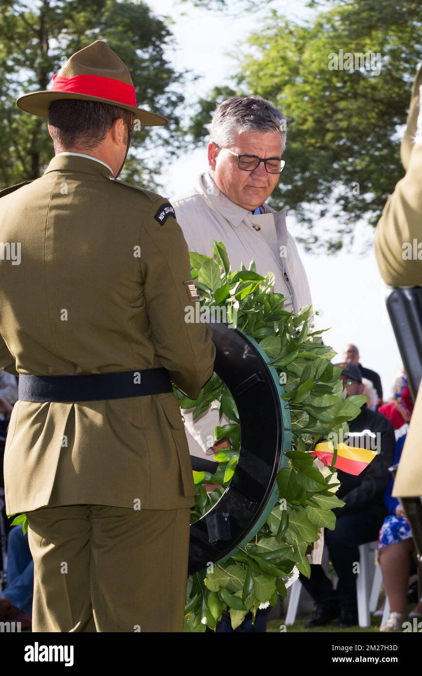 Il Ministro della Difesa e del Servizio pubblico Steven Vandeput presta una corona alla commemorazione nazionale neozelandese del centenario della battaglia di Messines Ridge, a Mesen (Messines), mercoledì 07 giugno 2017. Oggi (07/06/2017) ricorre il 100th° anniversario dell'inizio del 'Mijnenslag' (Battaglia delle miniere) a Mesen, durante la prima guerra mondiale. BELGA FOTO KURT DESPLENTER Foto Stock