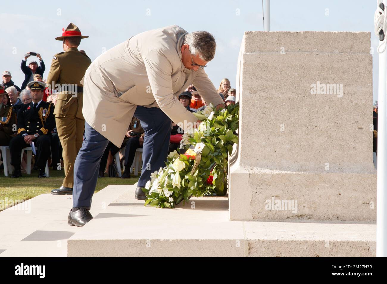 Il Ministro della Difesa e del Servizio pubblico Steven Vandeput presta una corona alla commemorazione nazionale neozelandese del centenario della battaglia di Messines Ridge, a Mesen (Messines), mercoledì 07 giugno 2017. Oggi (07/06/2017) ricorre il 100th° anniversario dell'inizio del 'Mijnenslag' (Battaglia delle miniere) a Mesen, durante la prima guerra mondiale. BELGA FOTO KURT DESPLENTER Foto Stock