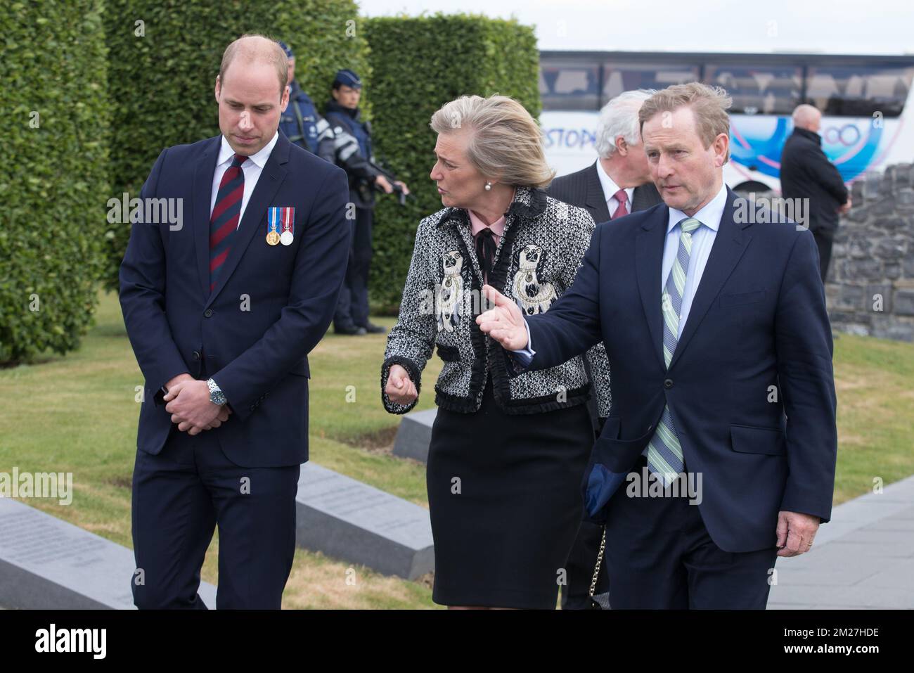 Il principe britannico Guglielmo il Duca di Cambridge, la principessa Astrid del Belgio e il Taoiseach Enda Kenny hanno raffigurato durante la commemorazione del centenario della battaglia di Messines Ridge, presso il Parco della Pace dell'Isola d'Irlanda, a Mesen (Messines), mercoledì 07 giugno 2017. Oggi (07/06/2017) ricorre il 100th° anniversario dell'inizio del 'Mijnenslag' (Battaglia delle miniere) a Mesen, durante la prima guerra mondiale. BELGA FOTO KURT DESPLENTER Foto Stock