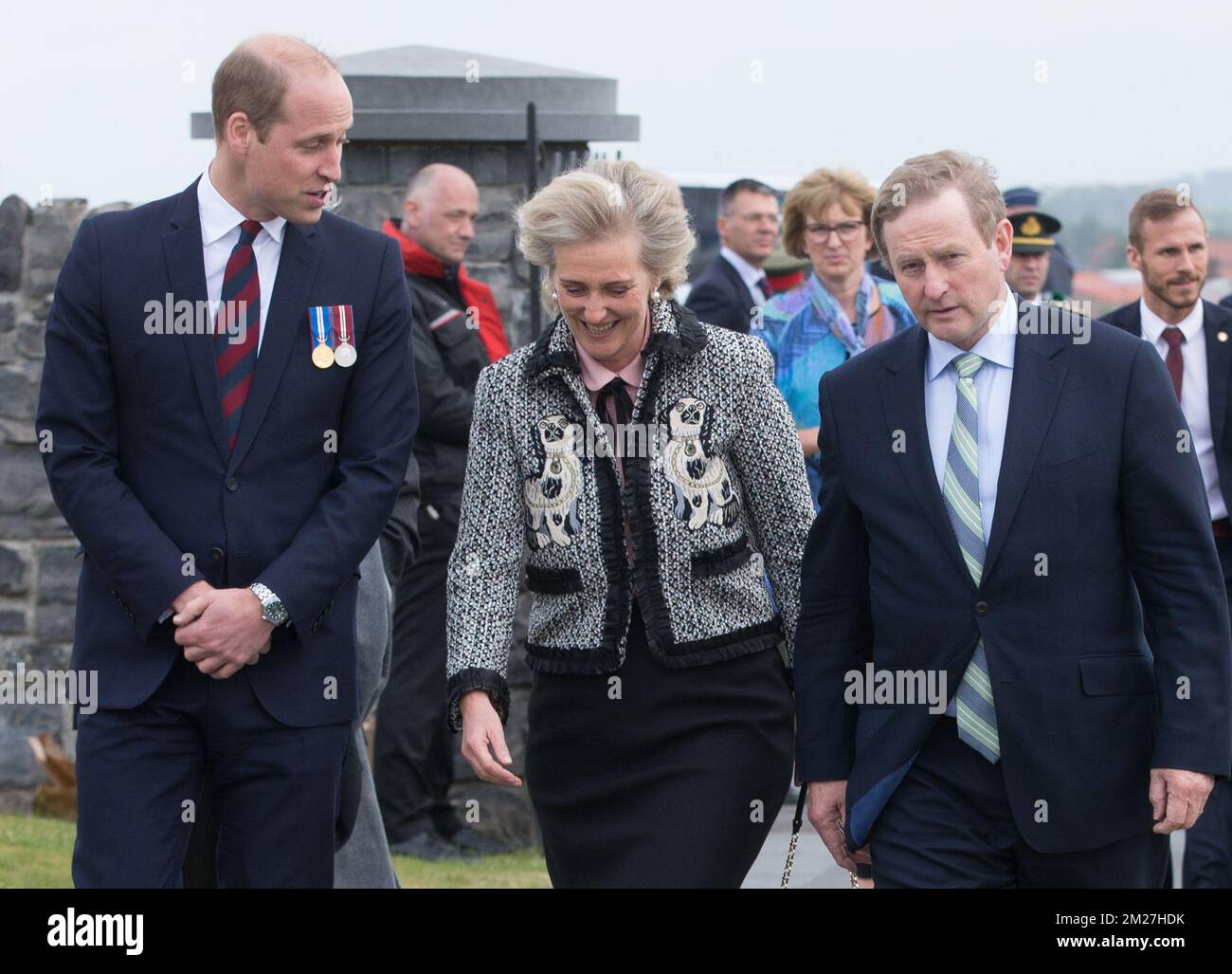 Il principe britannico Guglielmo il Duca di Cambridge, la principessa Astrid del Belgio e il Taoiseach Enda Kenny hanno raffigurato durante la commemorazione del centenario della battaglia di Messines Ridge, presso il Parco della Pace dell'Isola d'Irlanda, a Mesen (Messines), mercoledì 07 giugno 2017. Oggi (07/06/2017) ricorre il 100th° anniversario dell'inizio del 'Mijnenslag' (Battaglia delle miniere) a Mesen, durante la prima guerra mondiale. BELGA FOTO KURT DESPLENTER Foto Stock