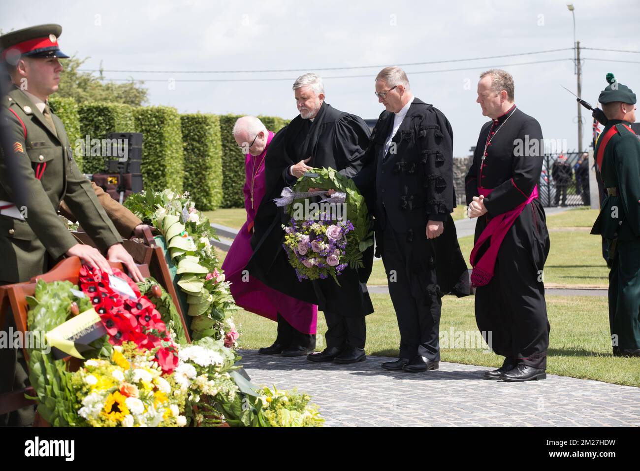 I leader religiosi hanno illustrato la commemorazione del centenario della battaglia di Messines Ridge, presso il Parco della Pace dell'Isola d'Irlanda, a Mesen (Messines), mercoledì 07 giugno 2017. Oggi (07/06/2017) ricorre il 100th° anniversario dell'inizio del 'Mijnenslag' (Battaglia delle miniere) a Mesen, durante la prima guerra mondiale. BELGA FOTO KURT DESPLENTER Foto Stock