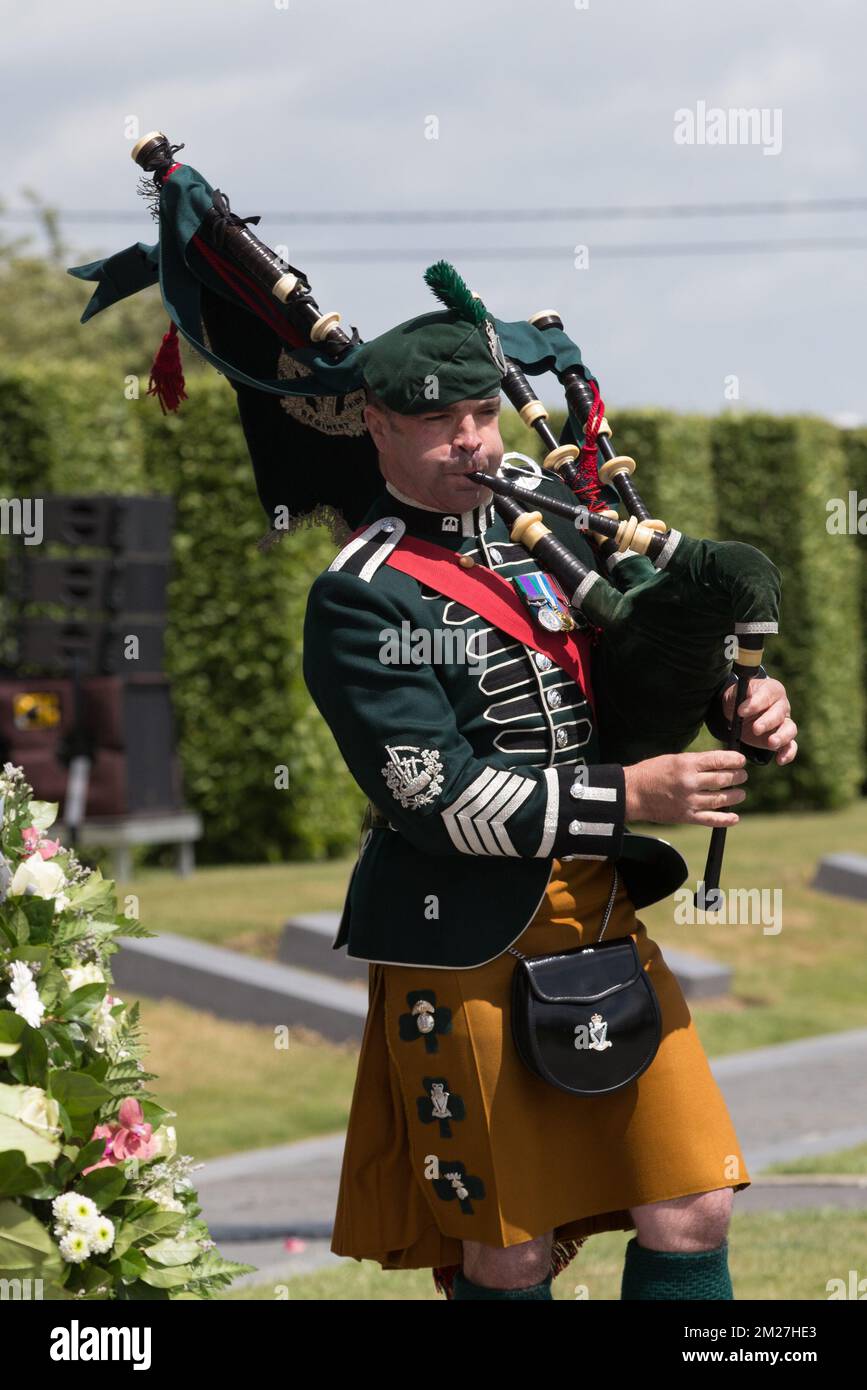 L'immagine mostra un giocatore di pipe per borse militari in occasione della commemorazione del centenario della battaglia di Messines Ridge, presso l'Isola d'Irlanda Peace Park, a Mesen (Messines), mercoledì 07 giugno 2017. Oggi (07/06/2017) ricorre il 100th° anniversario dell'inizio del 'Mijnenslag' (Battaglia delle miniere) a Mesen, durante la prima guerra mondiale. BELGA FOTO KURT DESPLENTER Foto Stock