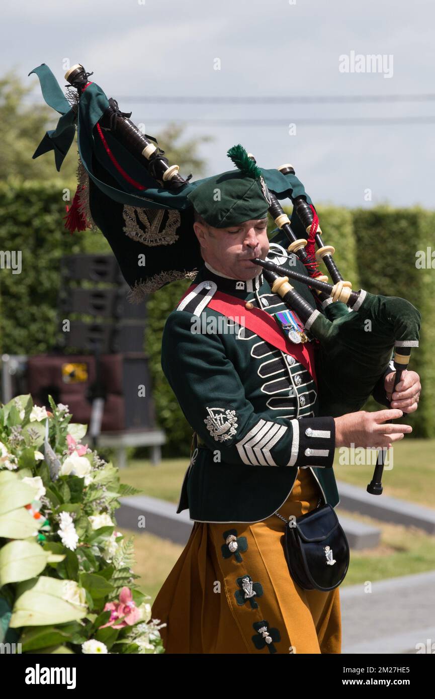 L'immagine mostra un giocatore di pipe per borse militari in occasione della commemorazione del centenario della battaglia di Messines Ridge, presso l'Isola d'Irlanda Peace Park, a Mesen (Messines), mercoledì 07 giugno 2017. Oggi (07/06/2017) ricorre il 100th° anniversario dell'inizio del 'Mijnenslag' (Battaglia delle miniere) a Mesen, durante la prima guerra mondiale. BELGA FOTO KURT DESPLENTER Foto Stock