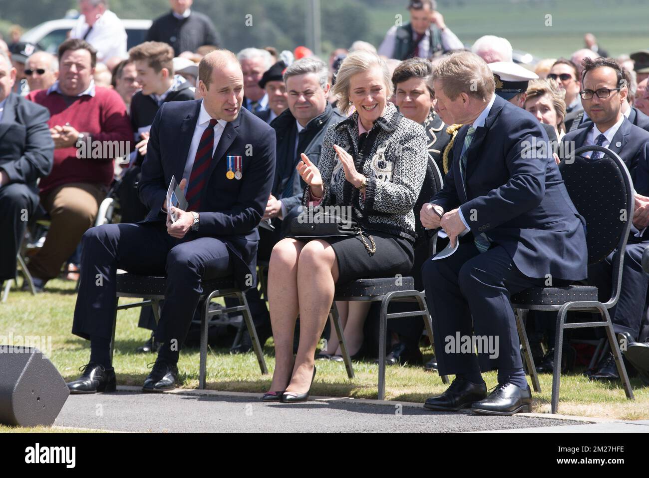 Il principe britannico Guglielmo il Duca di Cambridge, la principessa Astrid del Belgio e il Taoiseach Enda Kenny hanno raffigurato durante la commemorazione del centenario della battaglia di Messines Ridge, presso il Parco della Pace dell'Isola d'Irlanda, a Mesen (Messines), mercoledì 07 giugno 2017. Oggi (07/06/2017) ricorre il 100th° anniversario dell'inizio del 'Mijnenslag' (Battaglia delle miniere) a Mesen, durante la prima guerra mondiale. BELGA FOTO KURT DESPLENTER Foto Stock
