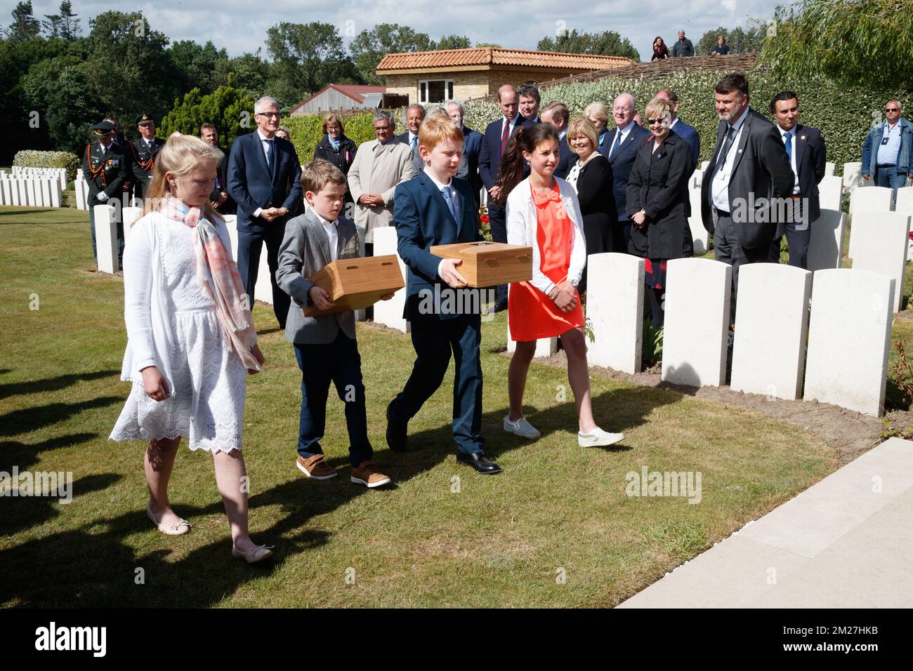 L'immagine mostra i bambini che trasportano le scatole alla cerimonia di chiusura della commemorazione del centenario della battaglia di Messines Ridge, a Wytschaete (WIJTSCHATE), mercoledì 07 giugno 2017. Oggi (07/06/2017) ricorre il 100th° anniversario dell'inizio del 'Mijnenslag' (Battaglia delle miniere) a Mesen, durante la prima guerra mondiale. BELGA FOTO KURT DESPLENTER Foto Stock