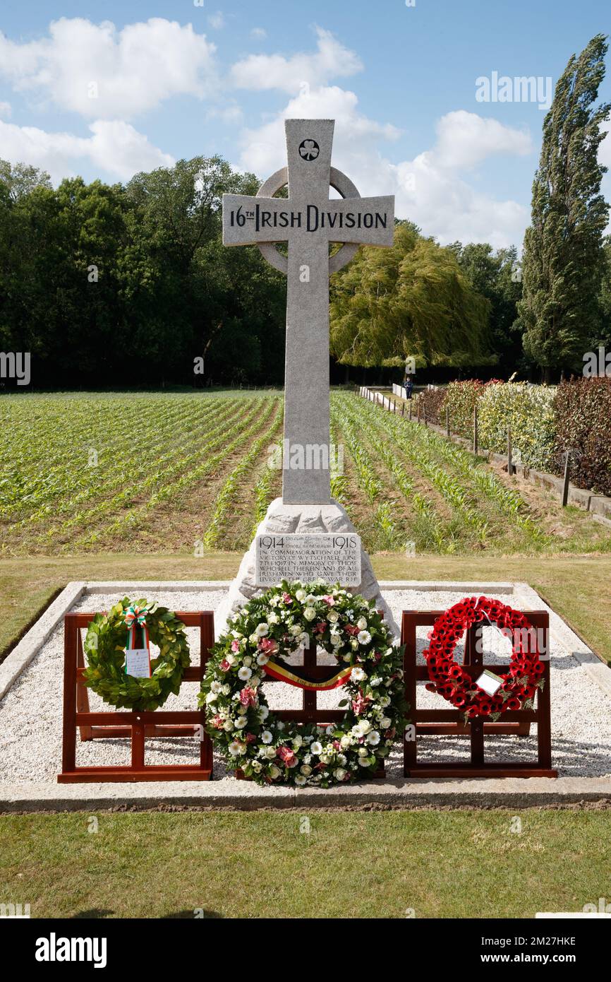 La figura mostra una croce per la '16th Divisione Irlandese', con corone floreali, durante la cerimonia di chiusura della commemorazione del centenario della battaglia di Messines Ridge, a Wytschaete (WIJTSCHATE), mercoledì 07 giugno 2017. Oggi (07/06/2017) ricorre il 100th° anniversario dell'inizio del 'Mijnenslag' (Battaglia delle miniere) a Mesen, durante la prima guerra mondiale. BELGA FOTO KURT DESPLENTER Foto Stock