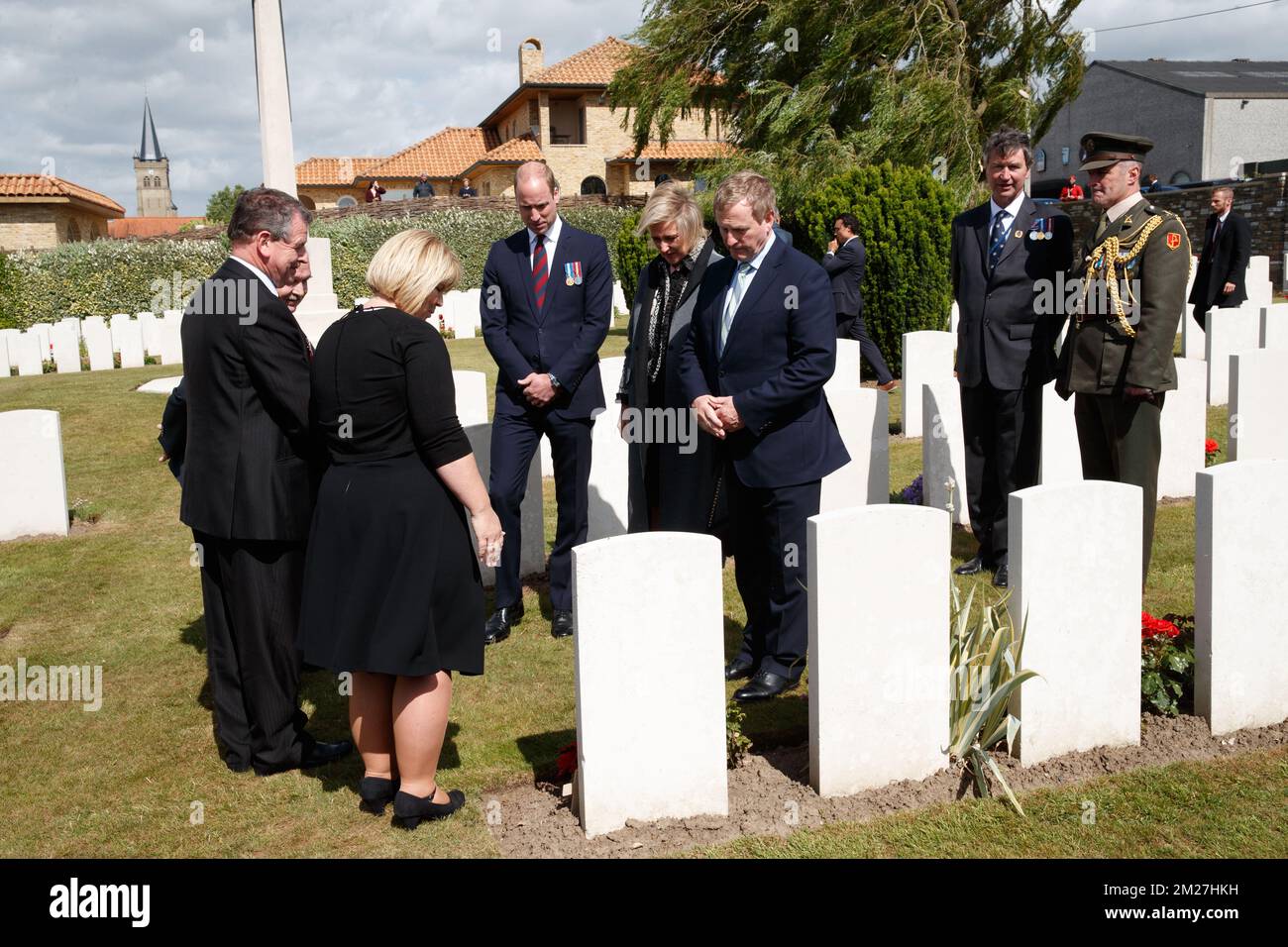 Il principe britannico Guglielmo il Duca di Cambridge, la principessa Astrid del Belgio e il Taoiseach Enda Kenny hanno raffigurato durante la cerimonia di chiusura della commemorazione del centenario della battaglia di Messines Ridge, a Wytschaete (WIJTSCHATE), mercoledì 07 giugno 2017. Oggi (07/06/2017) ricorre il 100th° anniversario dell'inizio del 'Mijnenslag' (Battaglia delle miniere) a Mesen, durante la prima guerra mondiale. BELGA FOTO KURT DESPLENTER Foto Stock
